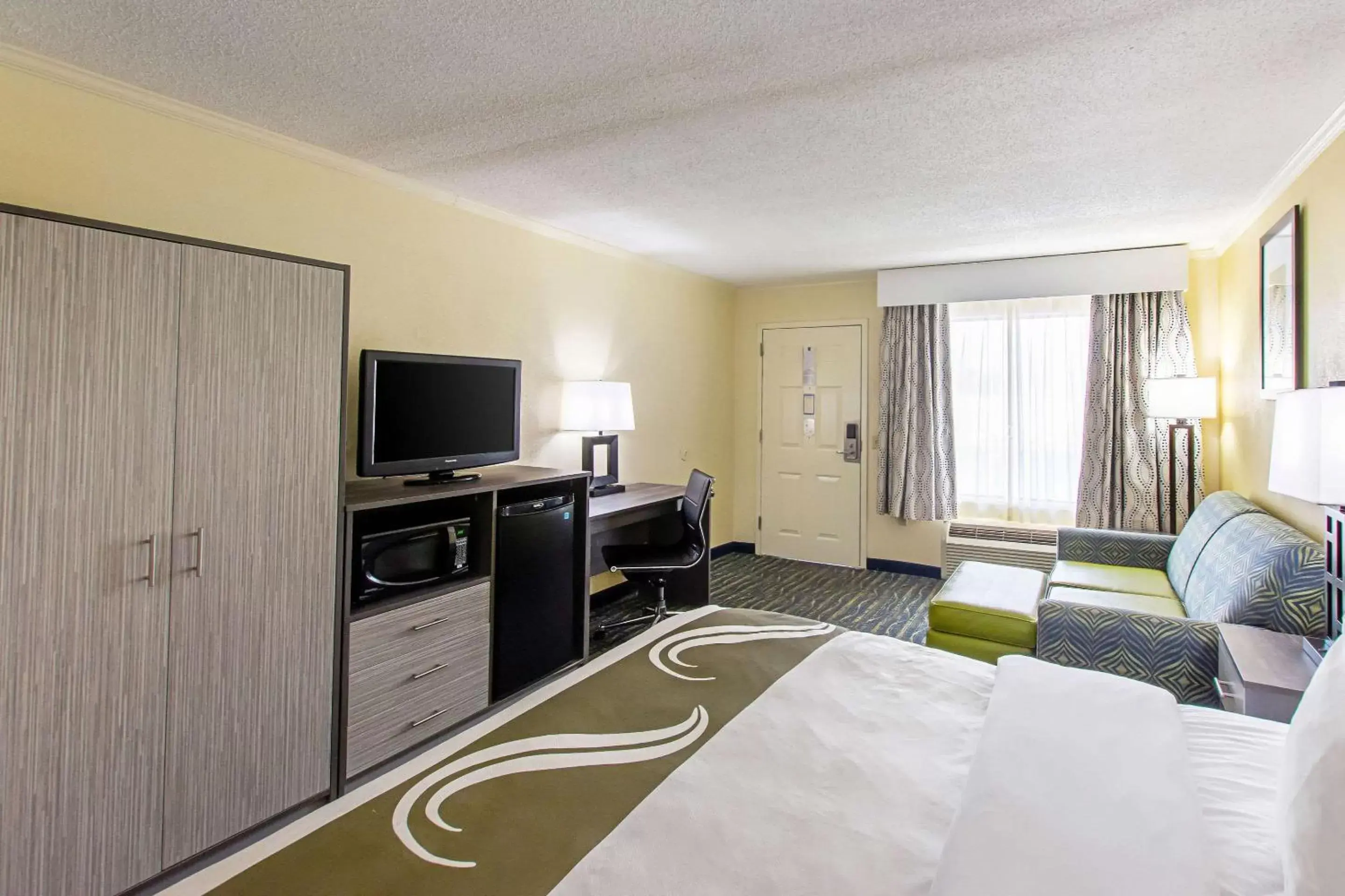 Photo of the whole room, TV/Entertainment Center in Quality Inn & Suites Civic Center