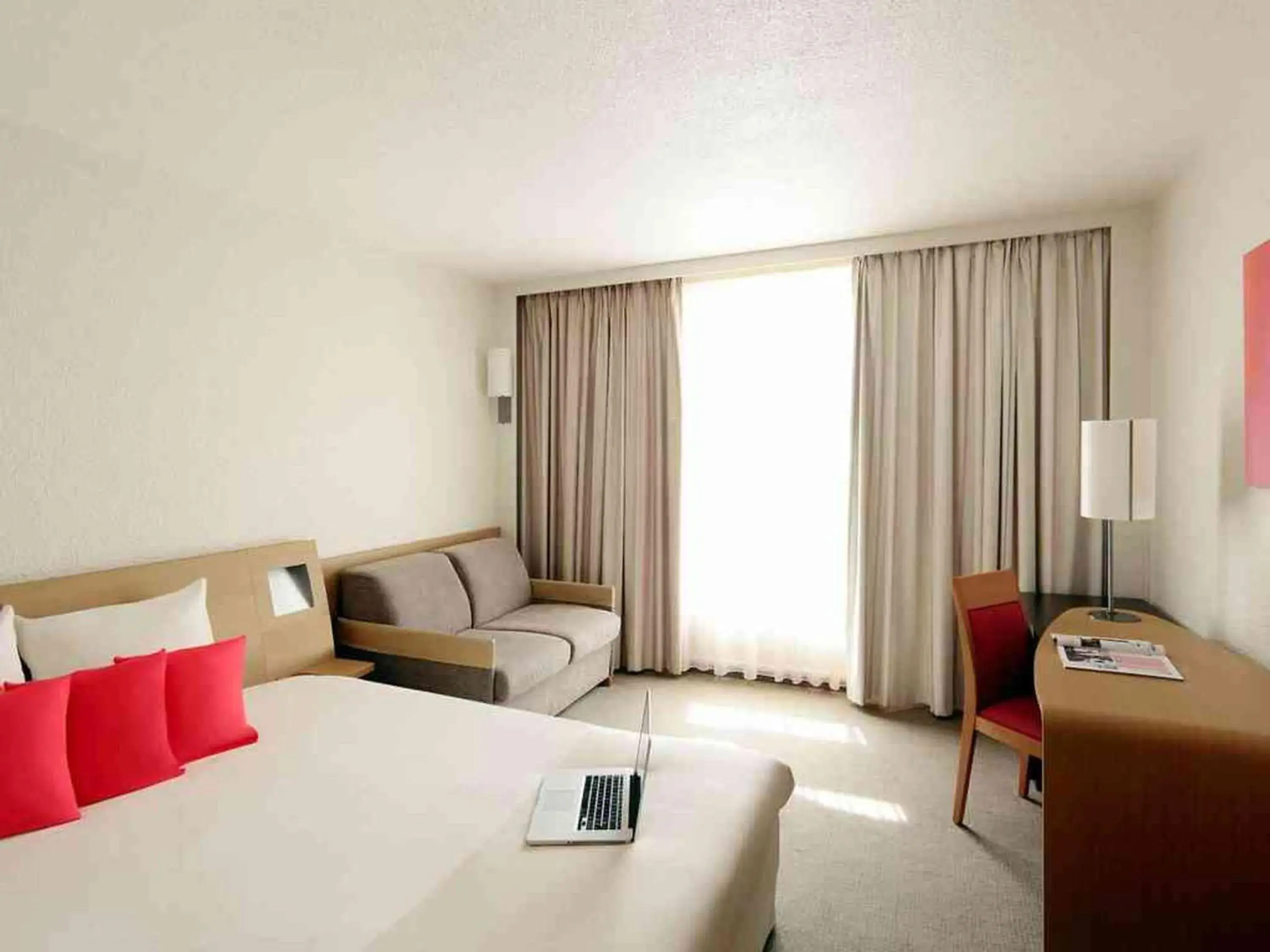 Bedroom, Seating Area in Novotel Marseille Vieux Port