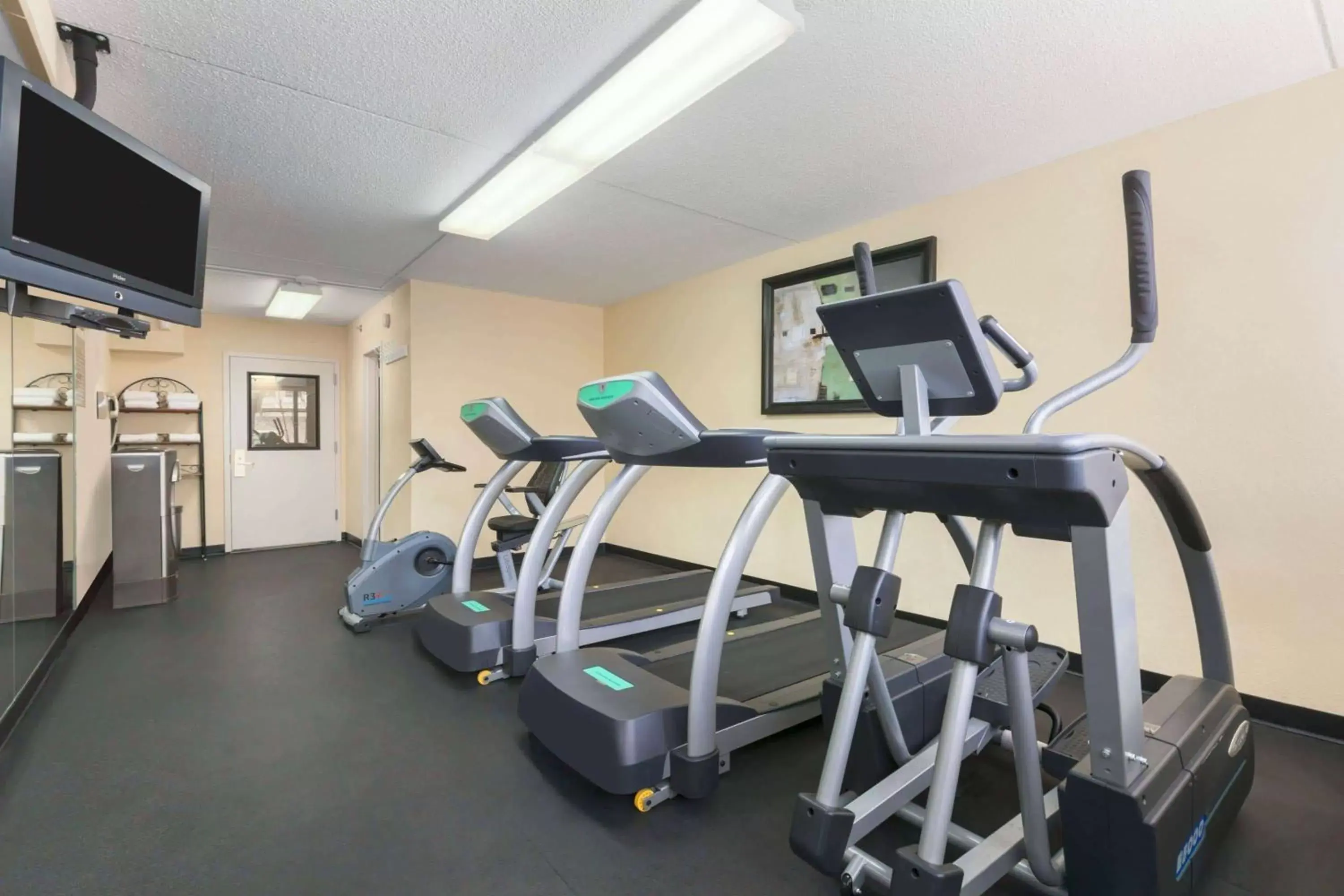 Fitness centre/facilities, Fitness Center/Facilities in Ramada by Wyndham Rochelle Park Near Paramus