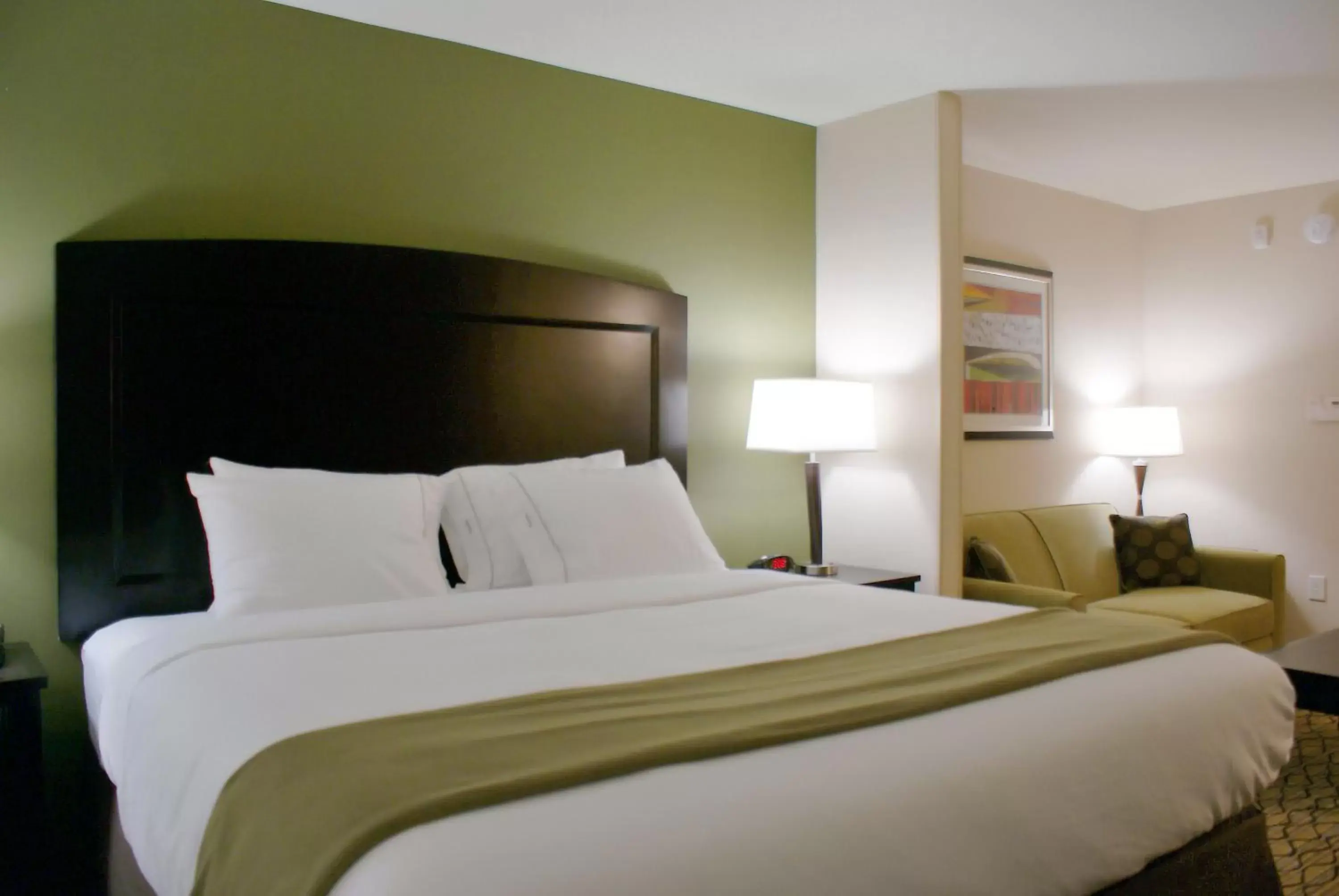 Bed in Holiday Inn Express Tulsa South Bixby, an IHG Hotel