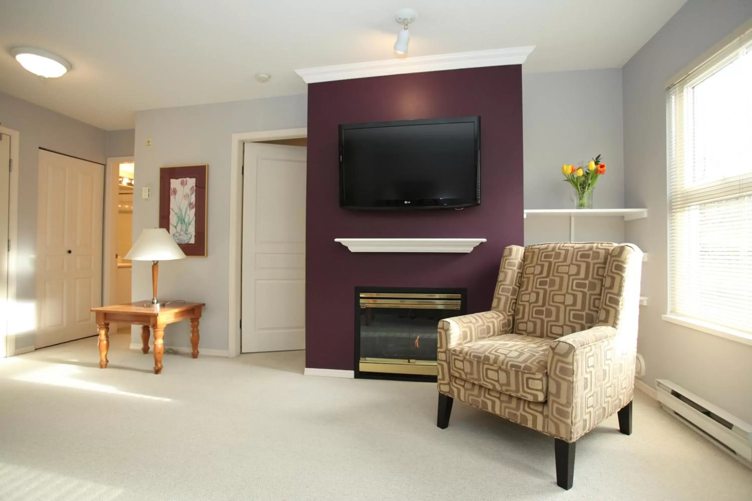 Living room, TV/Entertainment Center in Times Square Suites Hotel