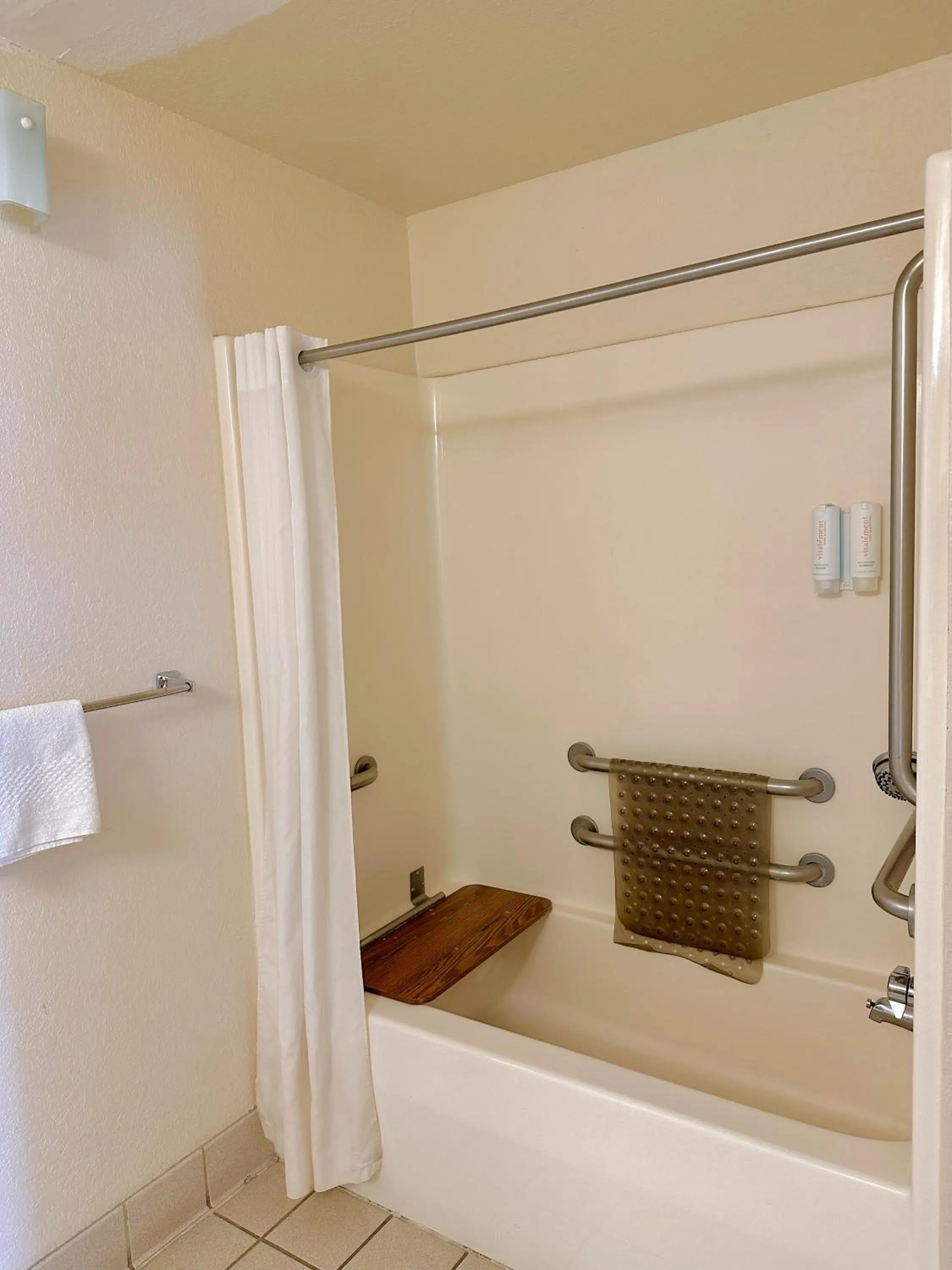 Shower in Econo Lodge Lordsburg I-10