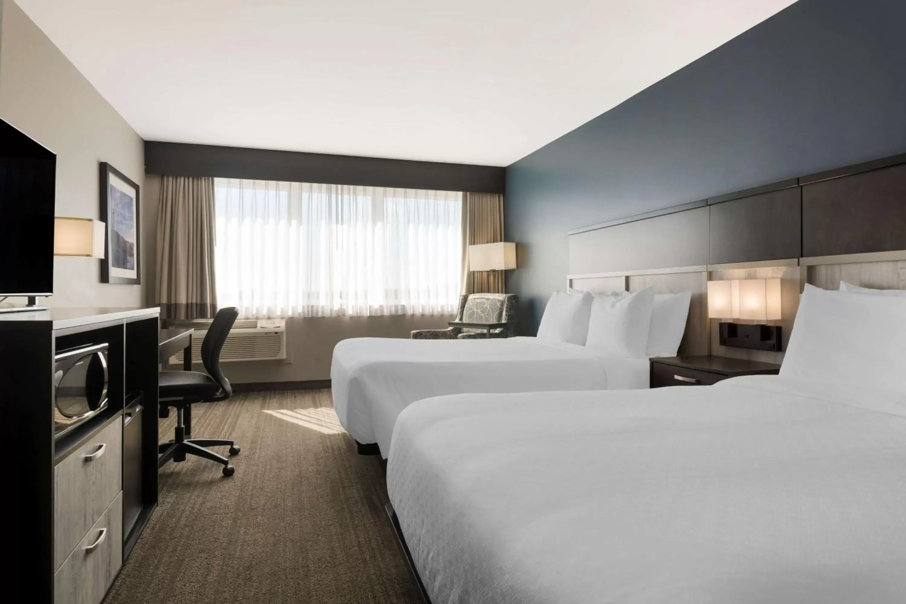 Bedroom, Bed in Best Western Plus Chocolate Lake Hotel - Halifax