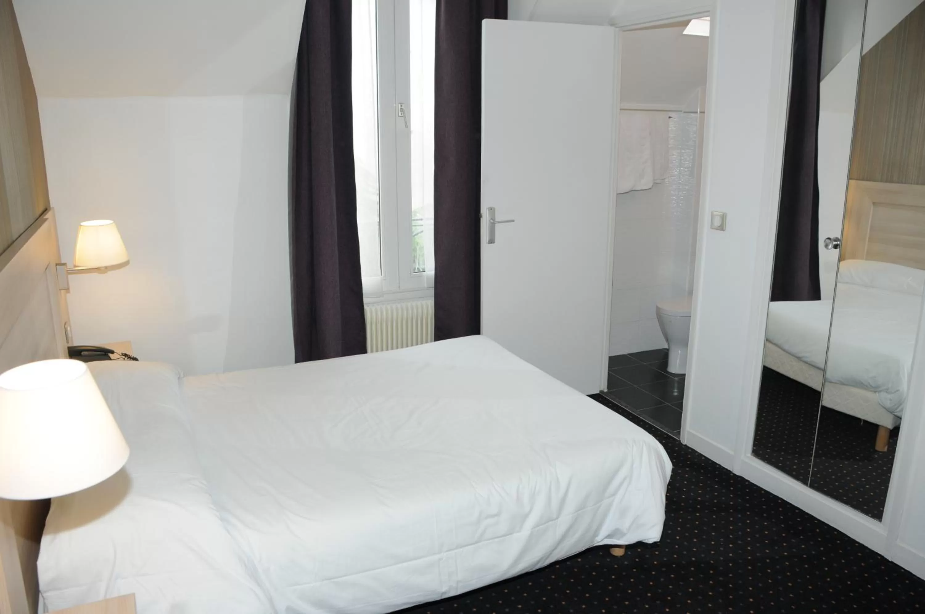 Photo of the whole room, Bed in Hôtel Patio Brancion