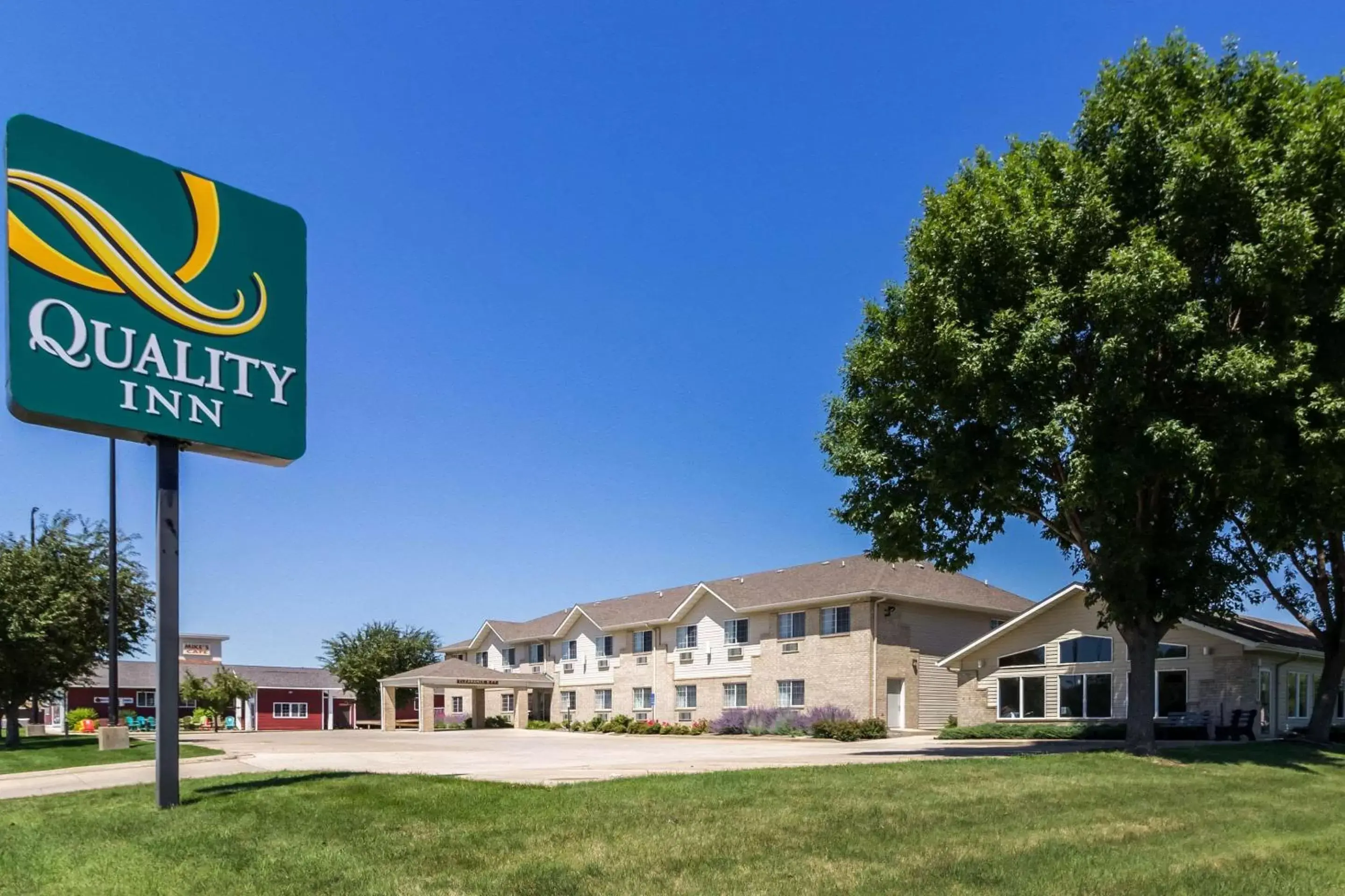 Property building in Quality Inn - Marshall
