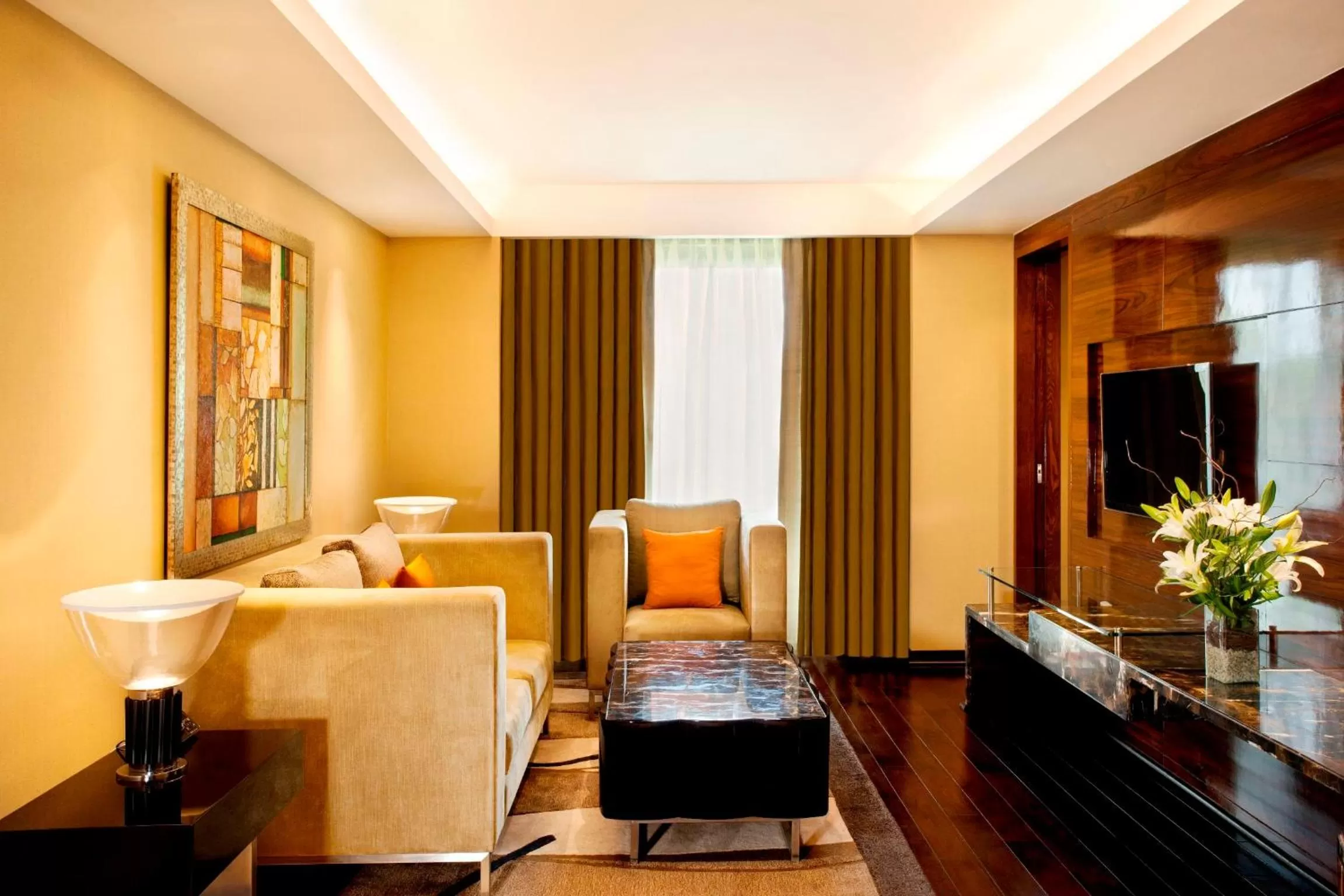 Seating area, Bed in Radisson Blu Plaza Delhi Airport