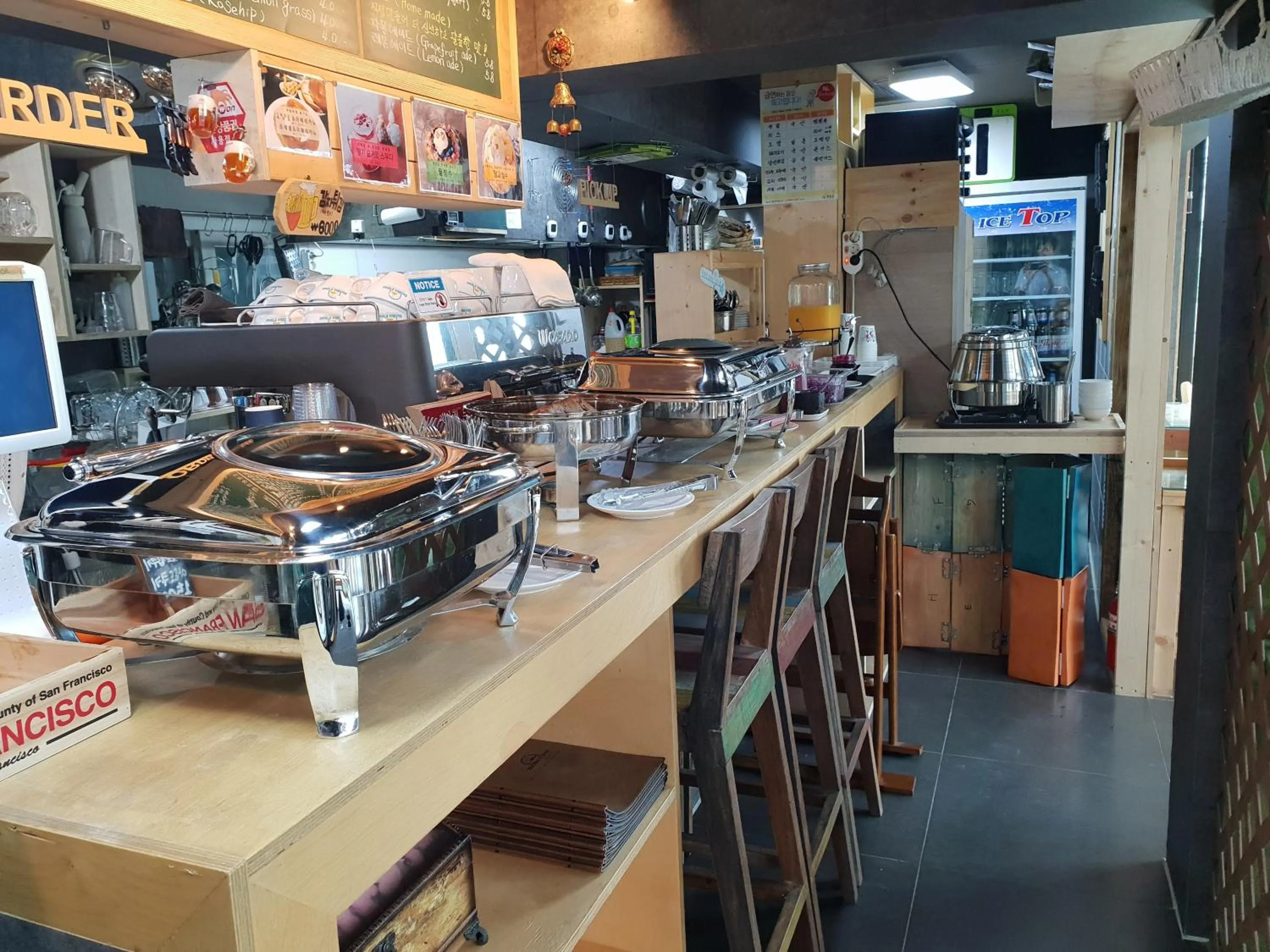 Breakfast in White Cabin