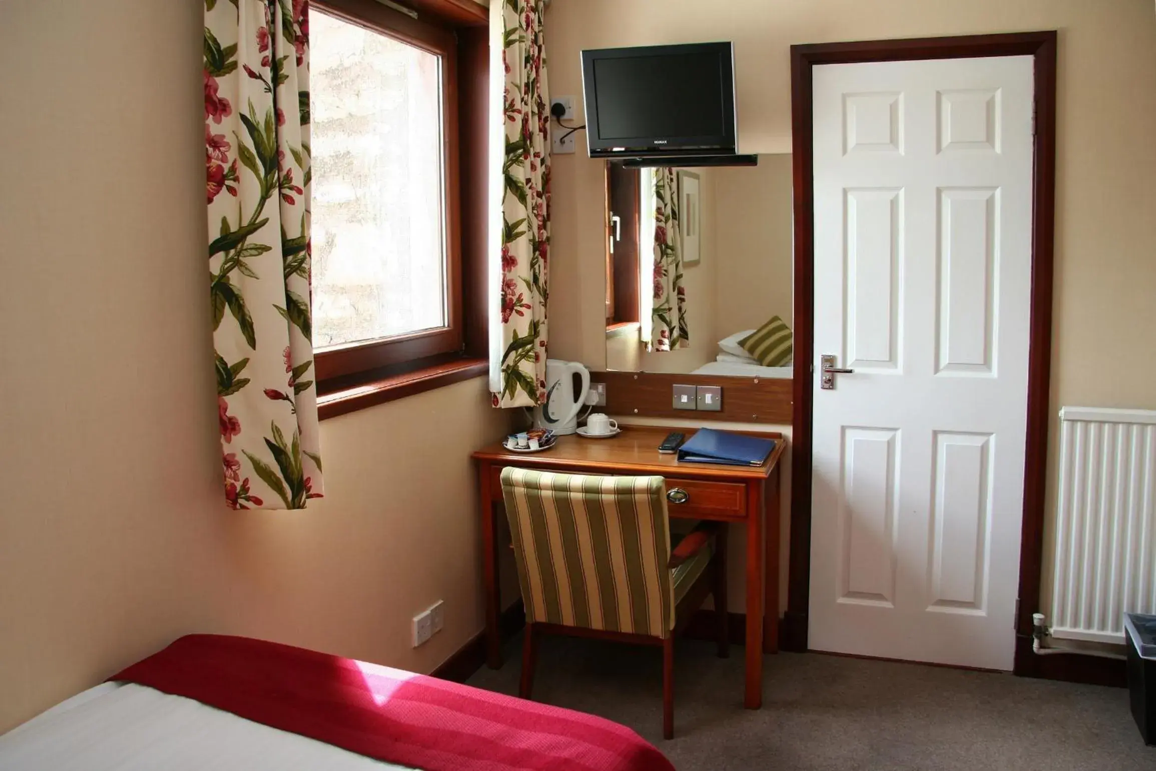Bedroom, TV/Entertainment Center in Craigmonie Hotel Inverness by Compass Hospitality