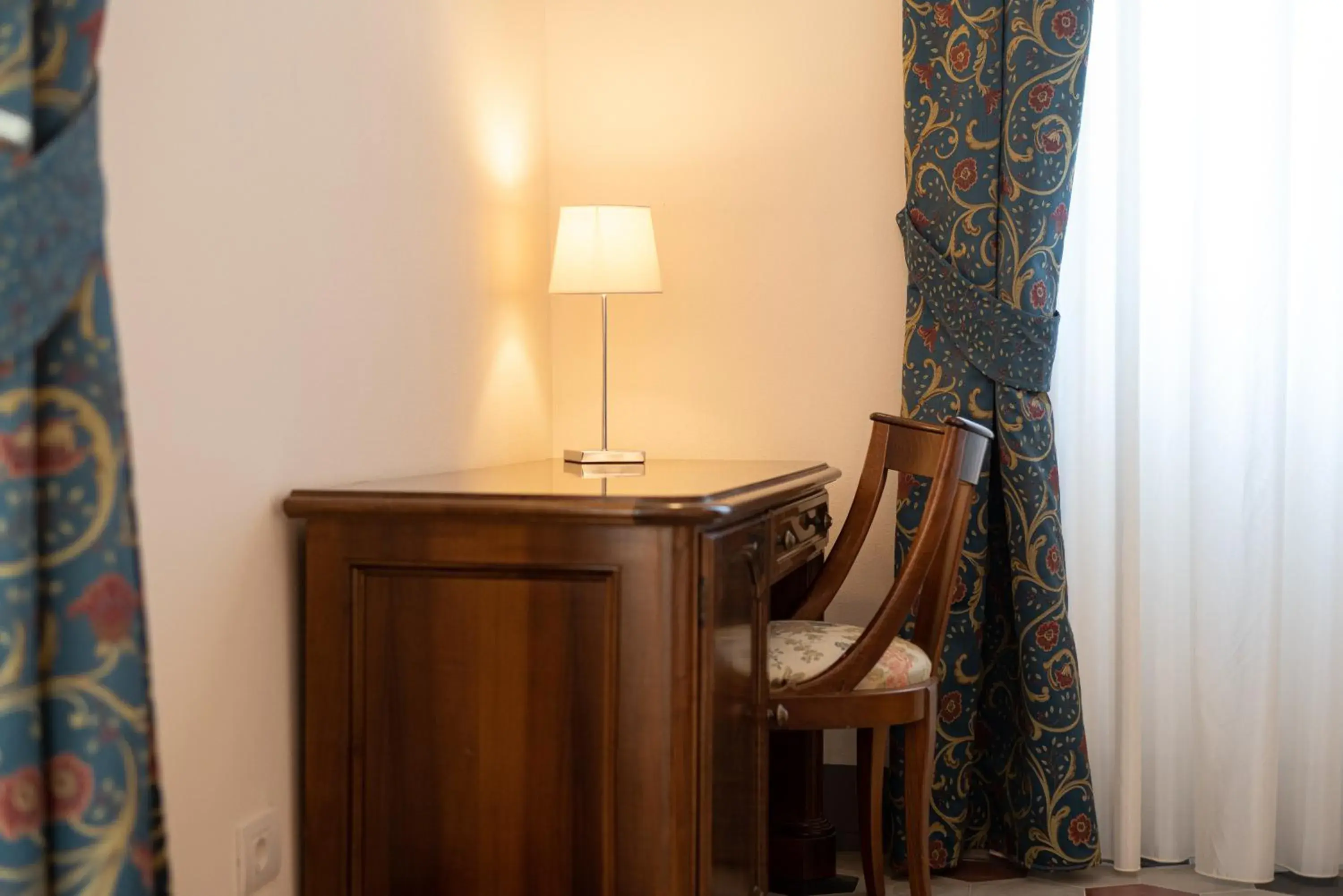 Bedroom, TV/Entertainment Center in Hotel Villa San Michele