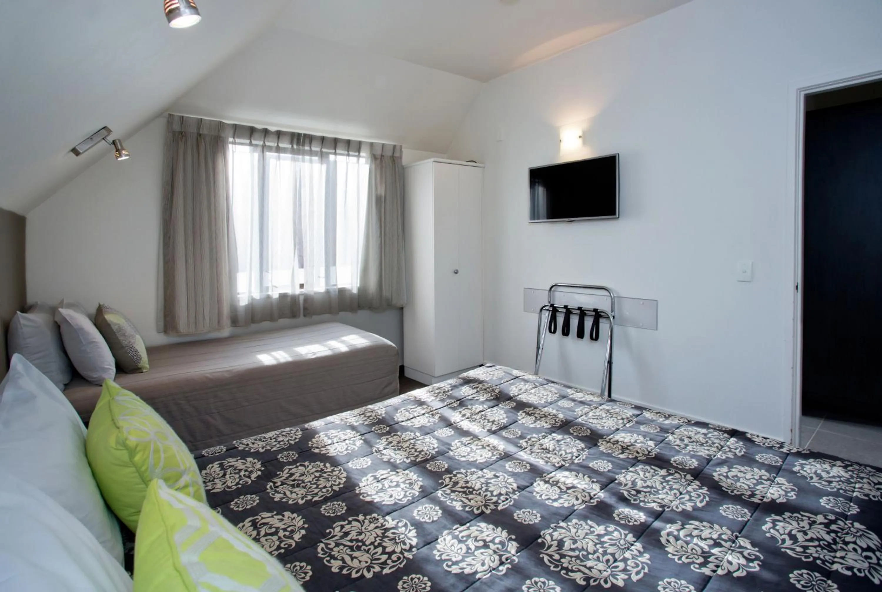 Bed in Cable Court Motel