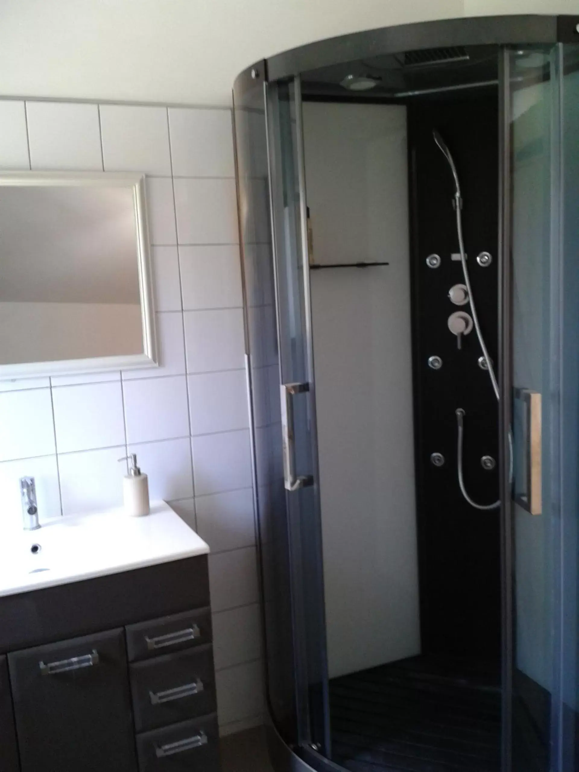 Photo of the whole room, Bathroom in Vue sur la Rance