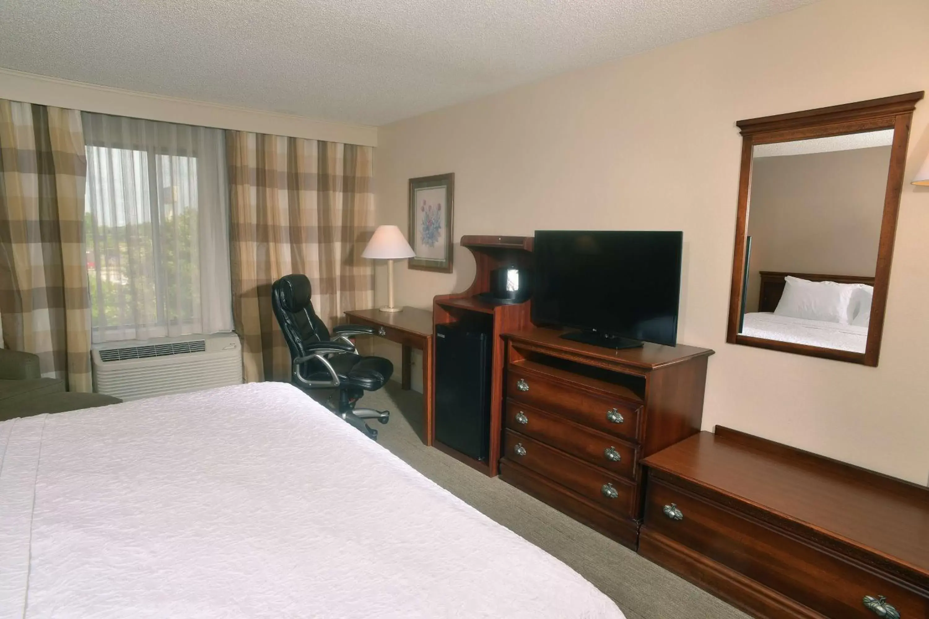 Bedroom, TV/Entertainment Center in Hampton Inn & Suites Springfield