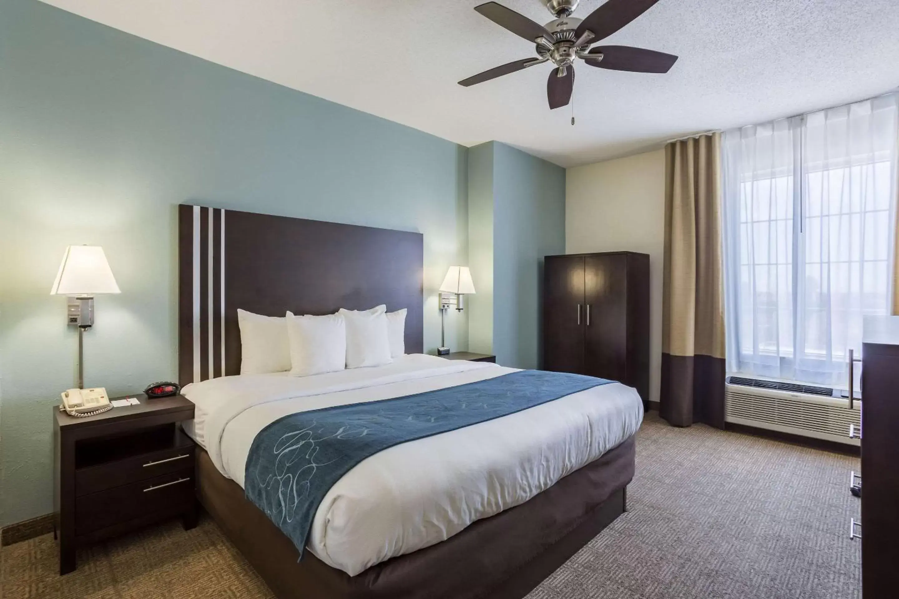 Photo of the whole room, Bed in Comfort Suites New Orleans East
