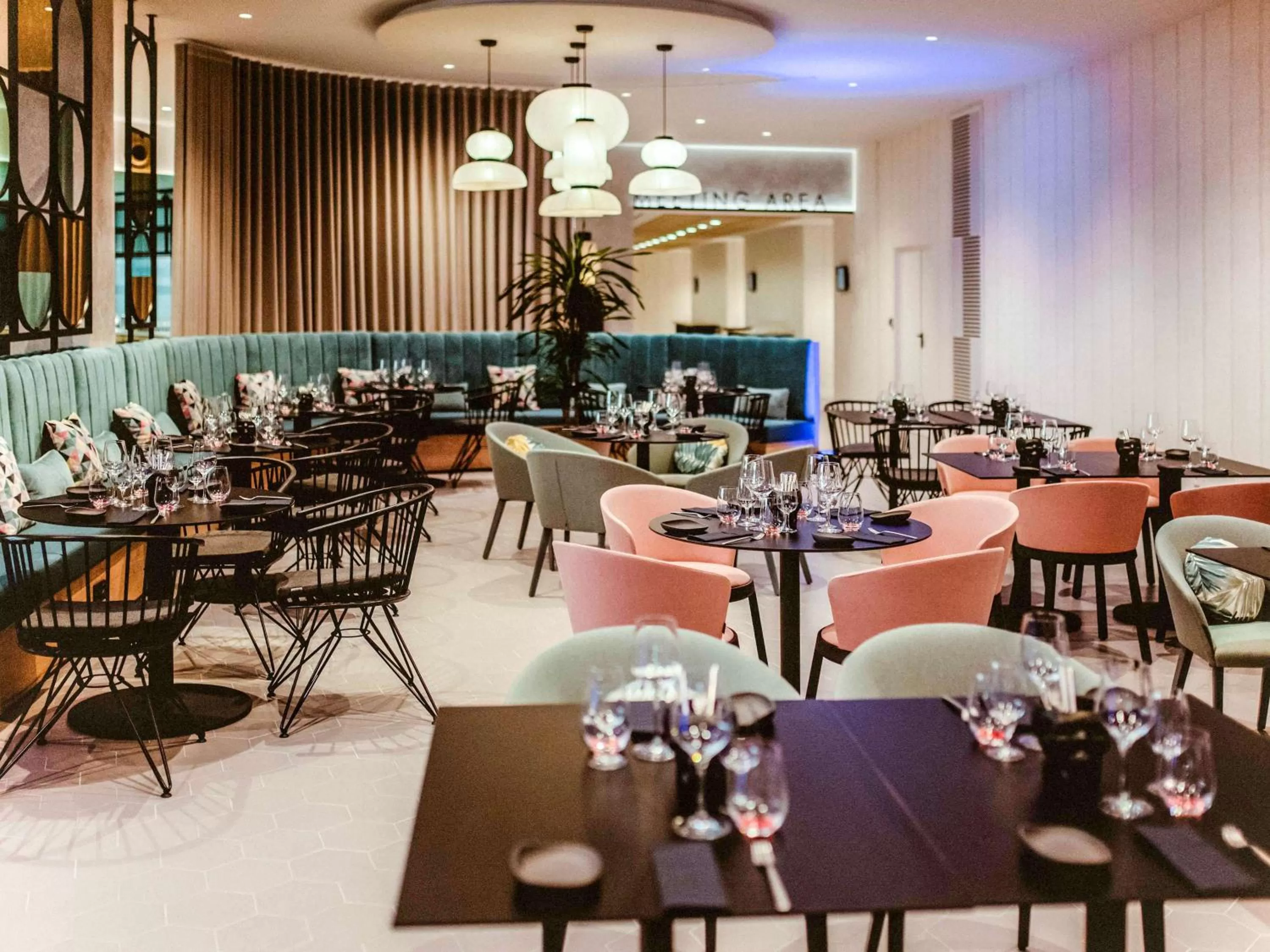 Restaurant/places to eat in Novotel Campo De Las Naciones