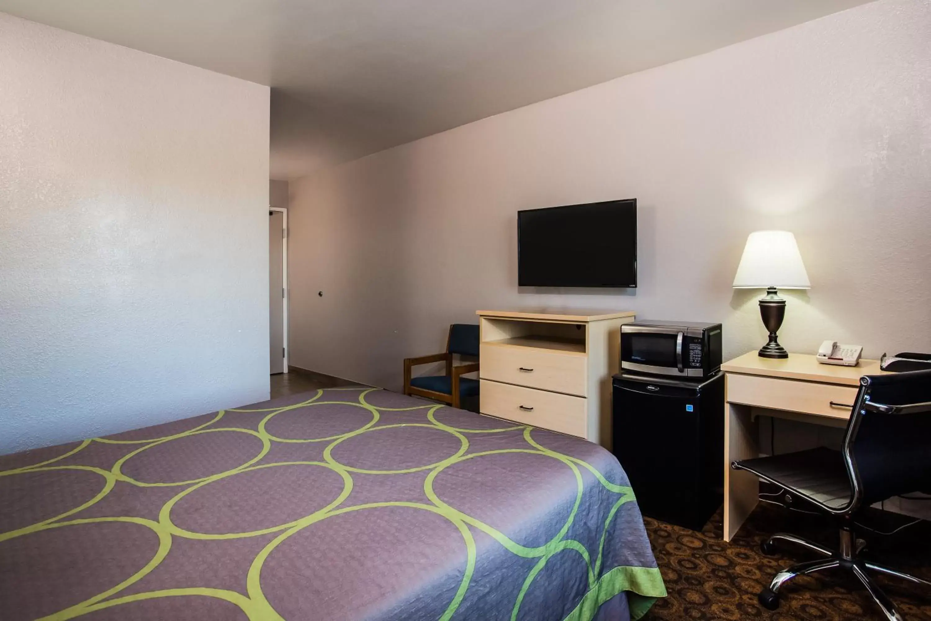 Bedroom, Bed in Super 8 by Wyndham Vacaville