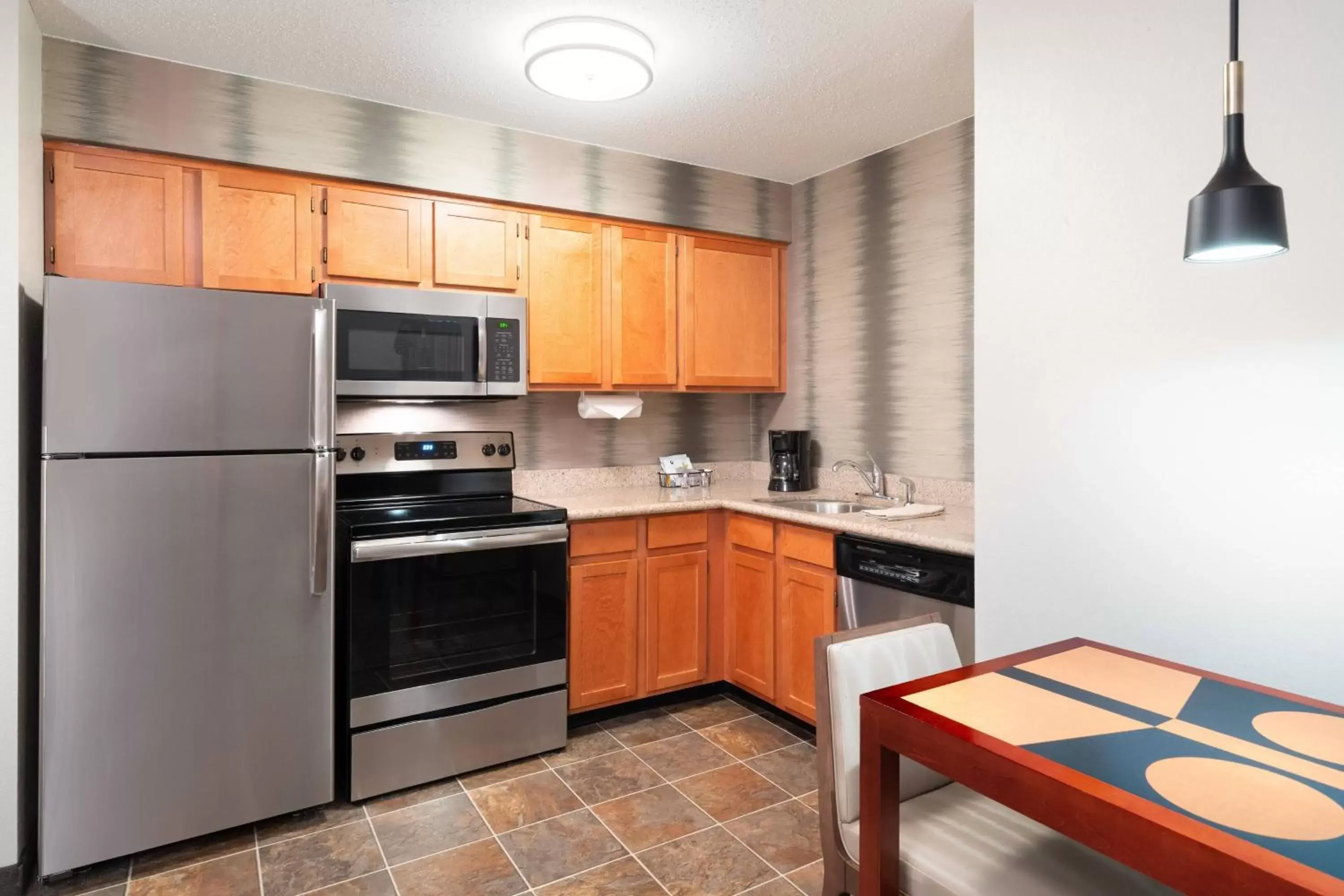 Swimming pool, Kitchen/Kitchenette in Residence Inn Southington