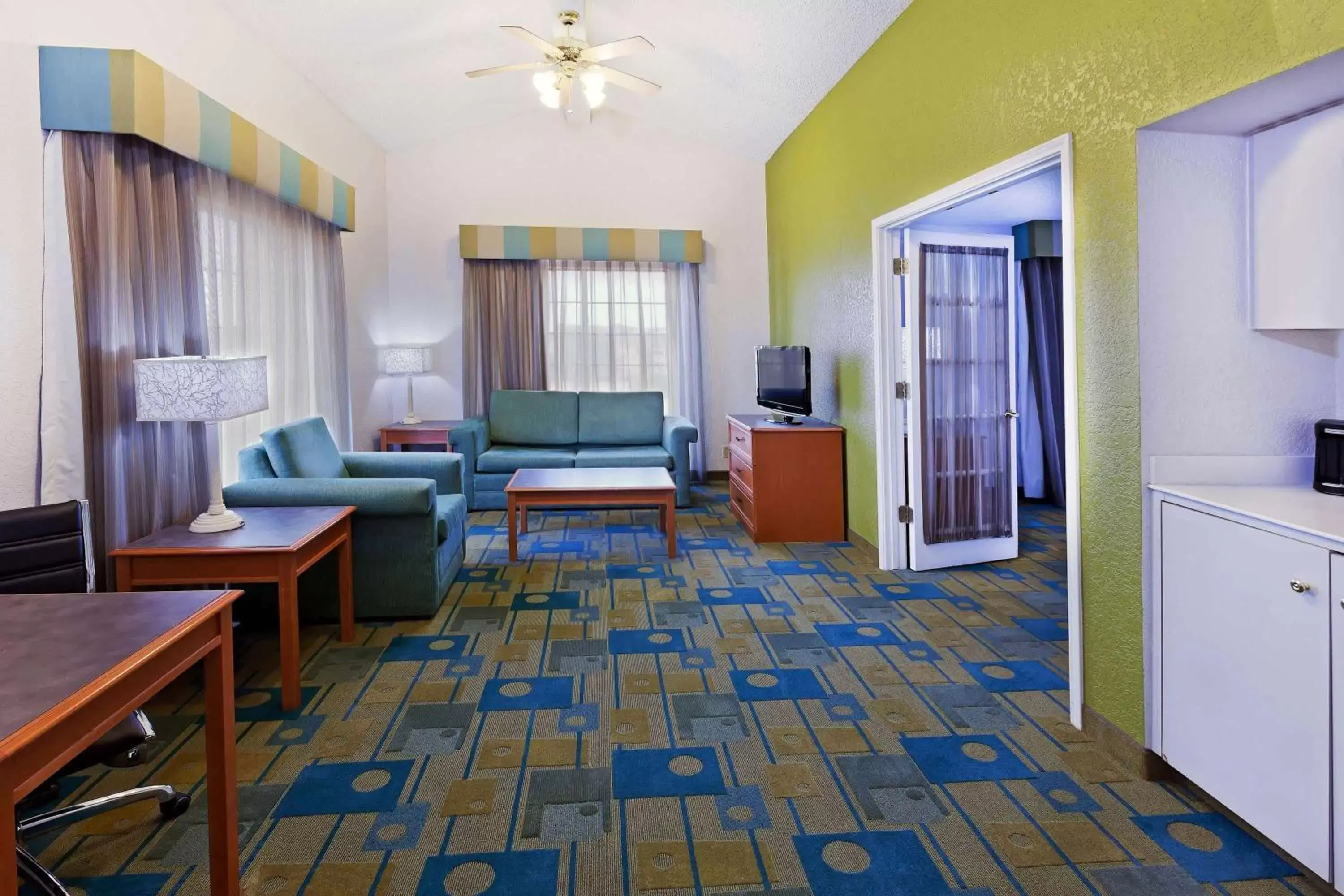 Photo of the whole room, Seating Area in La Quinta Inn by Wyndham Amarillo West Medical Center