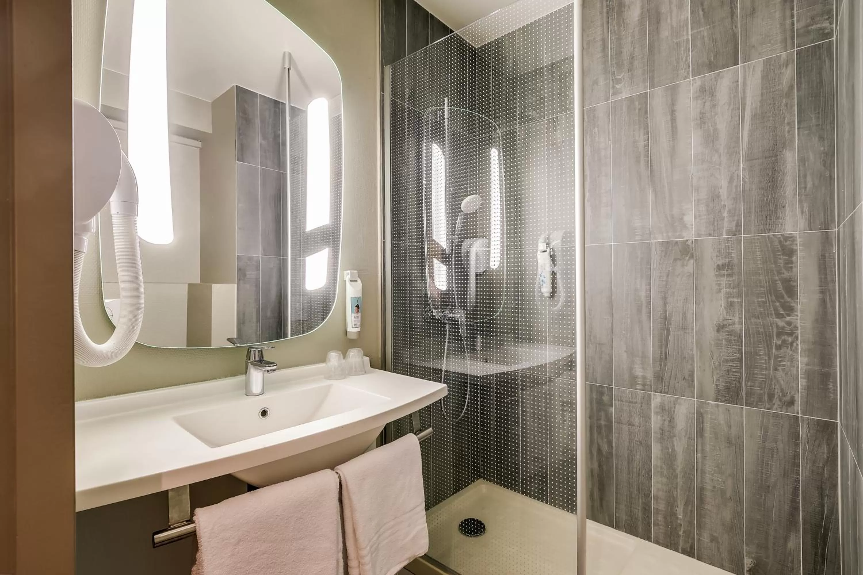 Bathroom in Ibis Marne la Vallée Noisy