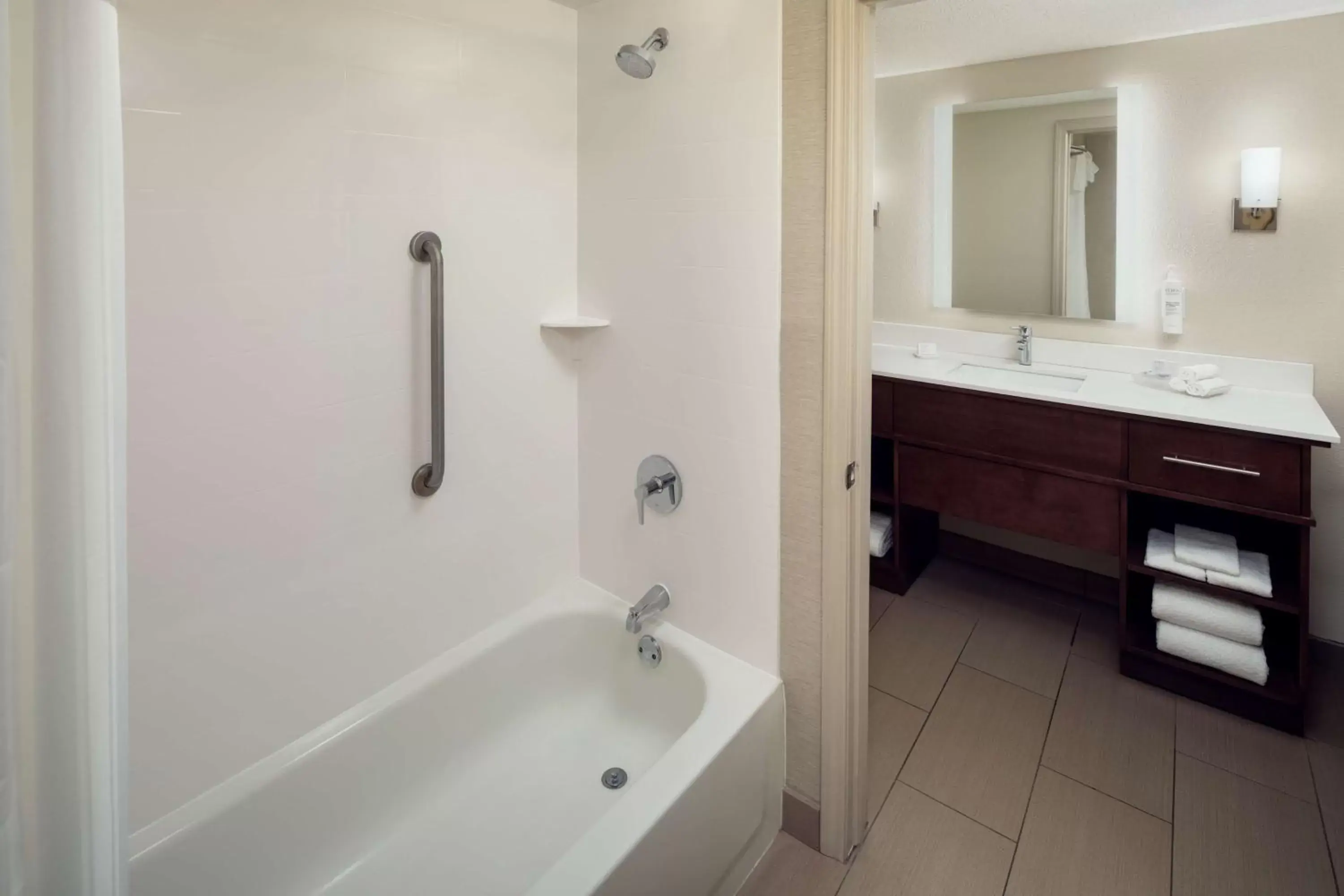 Bathroom in Homewood Suites by Hilton Wallingford-Meriden