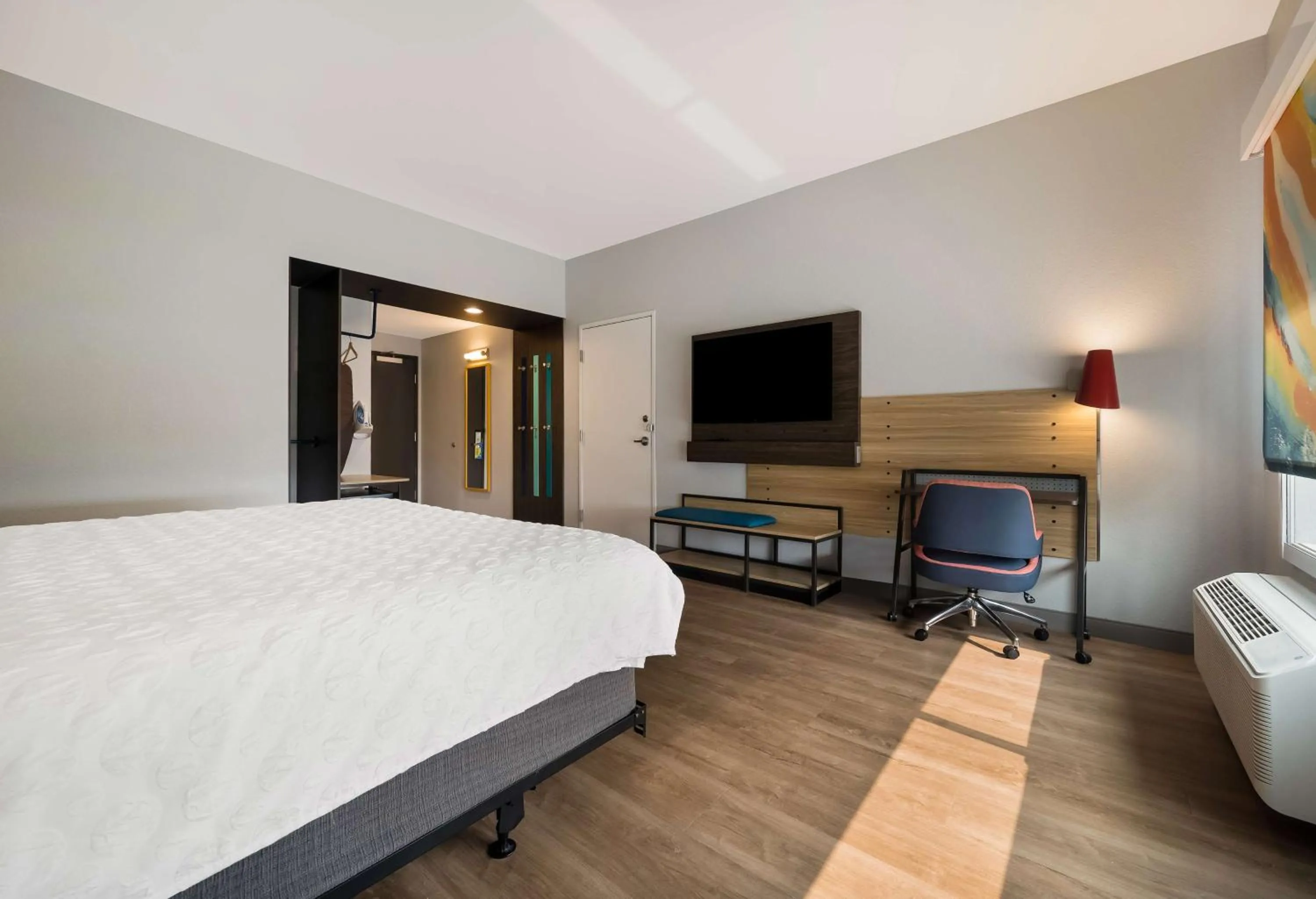 Bedroom, Bed in Tru By Hilton Novi Detroit