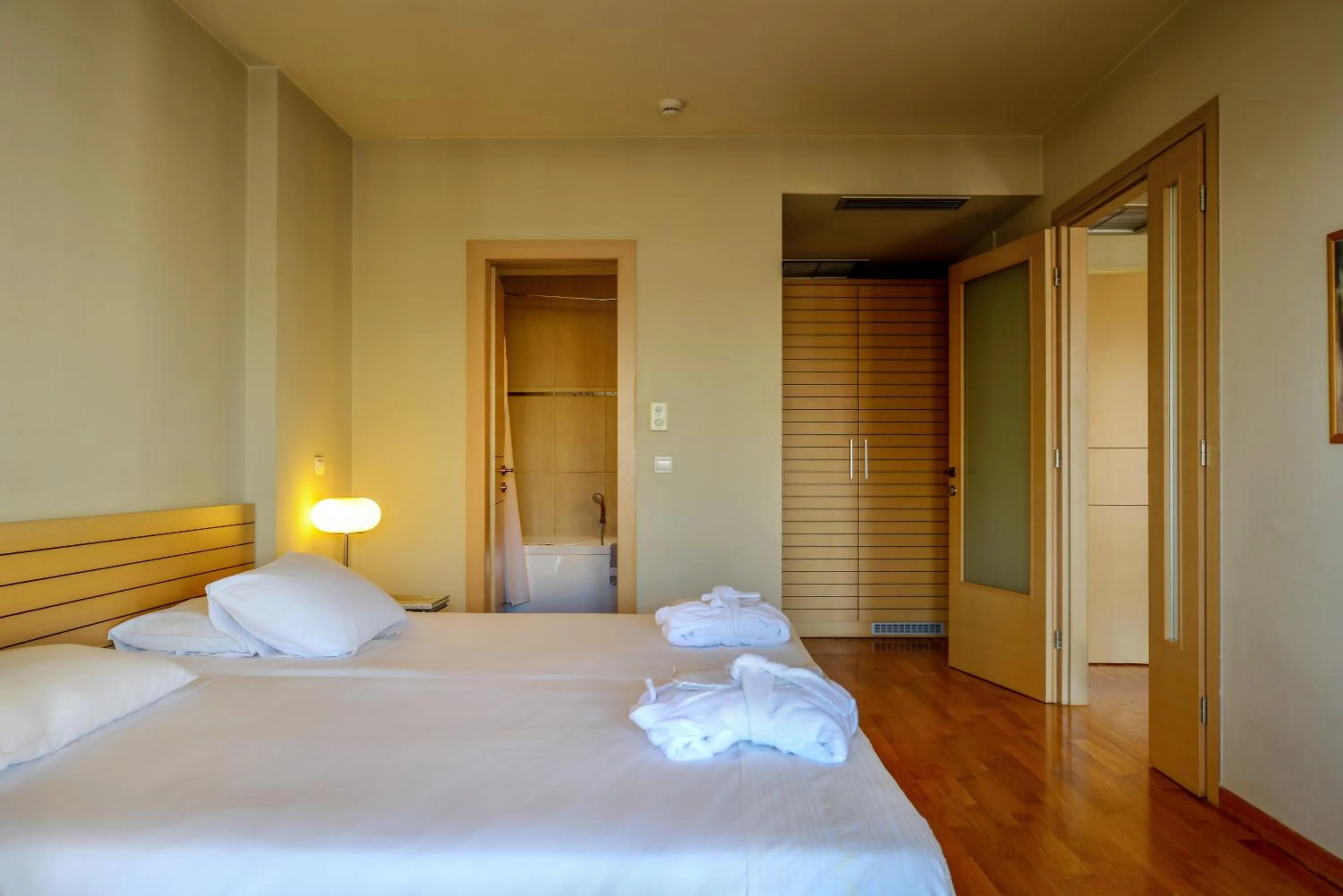 Bathroom, Bed in Astoria Hotel Thessaloniki