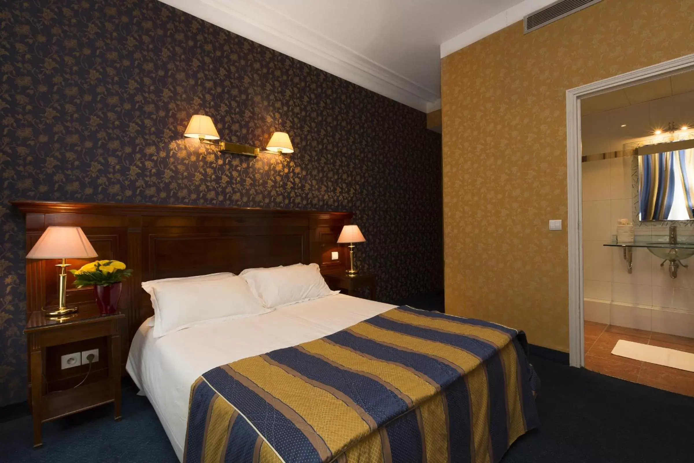 Bedroom, Bed in Hotel Viator - Gare de Lyon