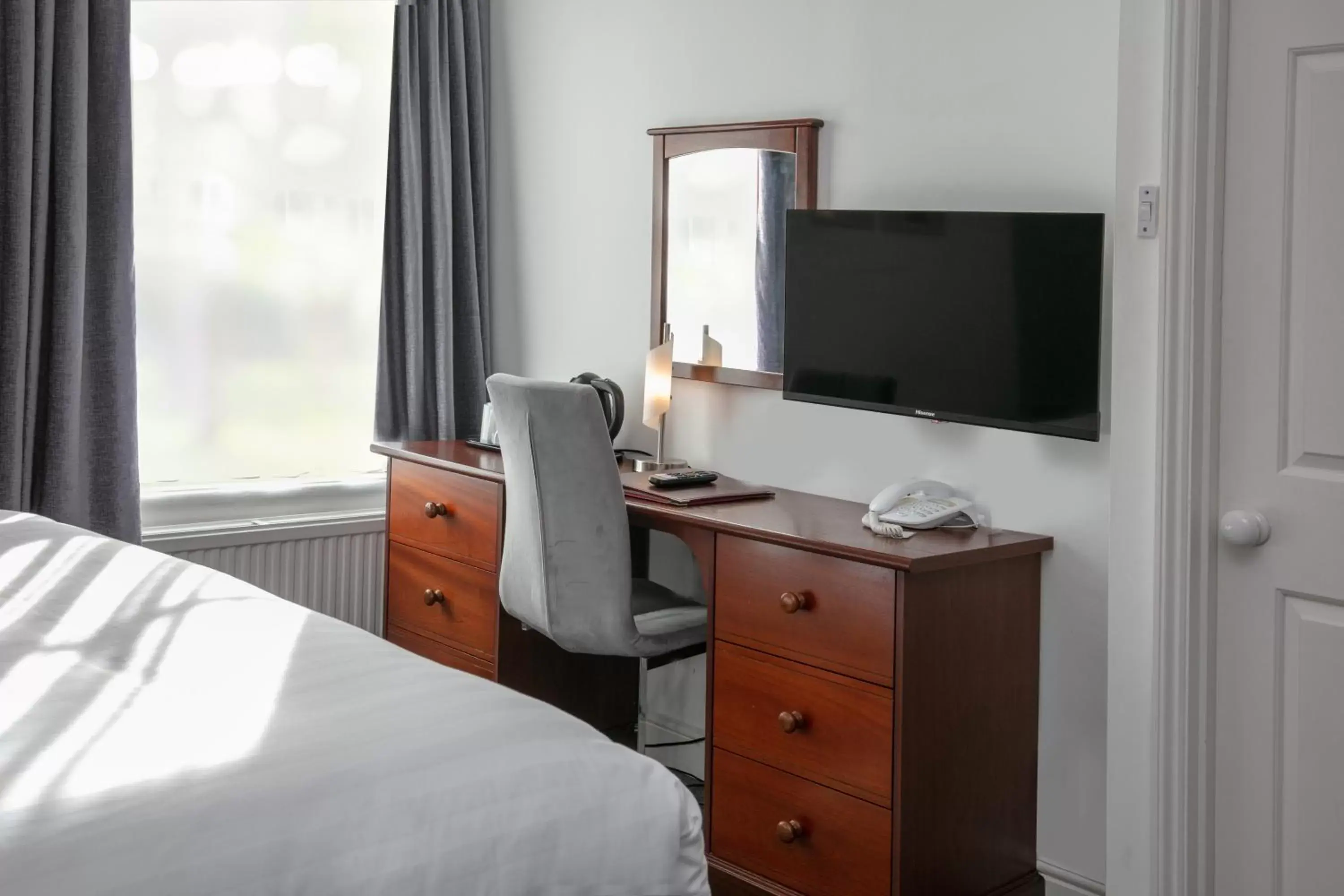 Bedroom, TV/Entertainment Center in Best Western Annesley House Hotel