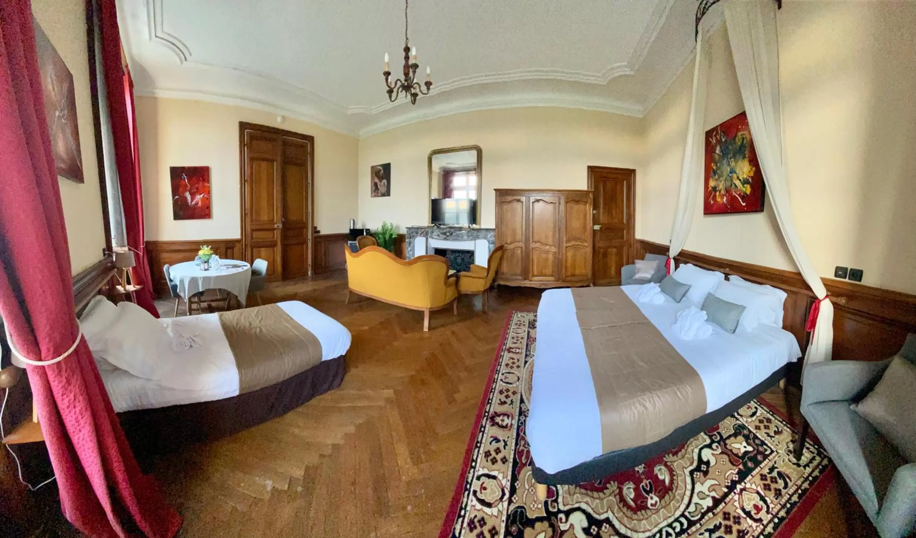 Photo of the whole room, Bed in Hôtel Particulier CHÂTEAU DES MARAIS Proximité et vue sur le Lac de Grand lieu