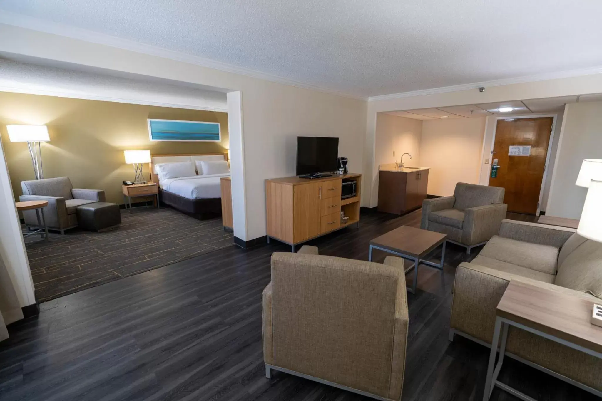 Photo of the whole room, Seating Area in Holiday Inn Greenville, an IHG Hotel