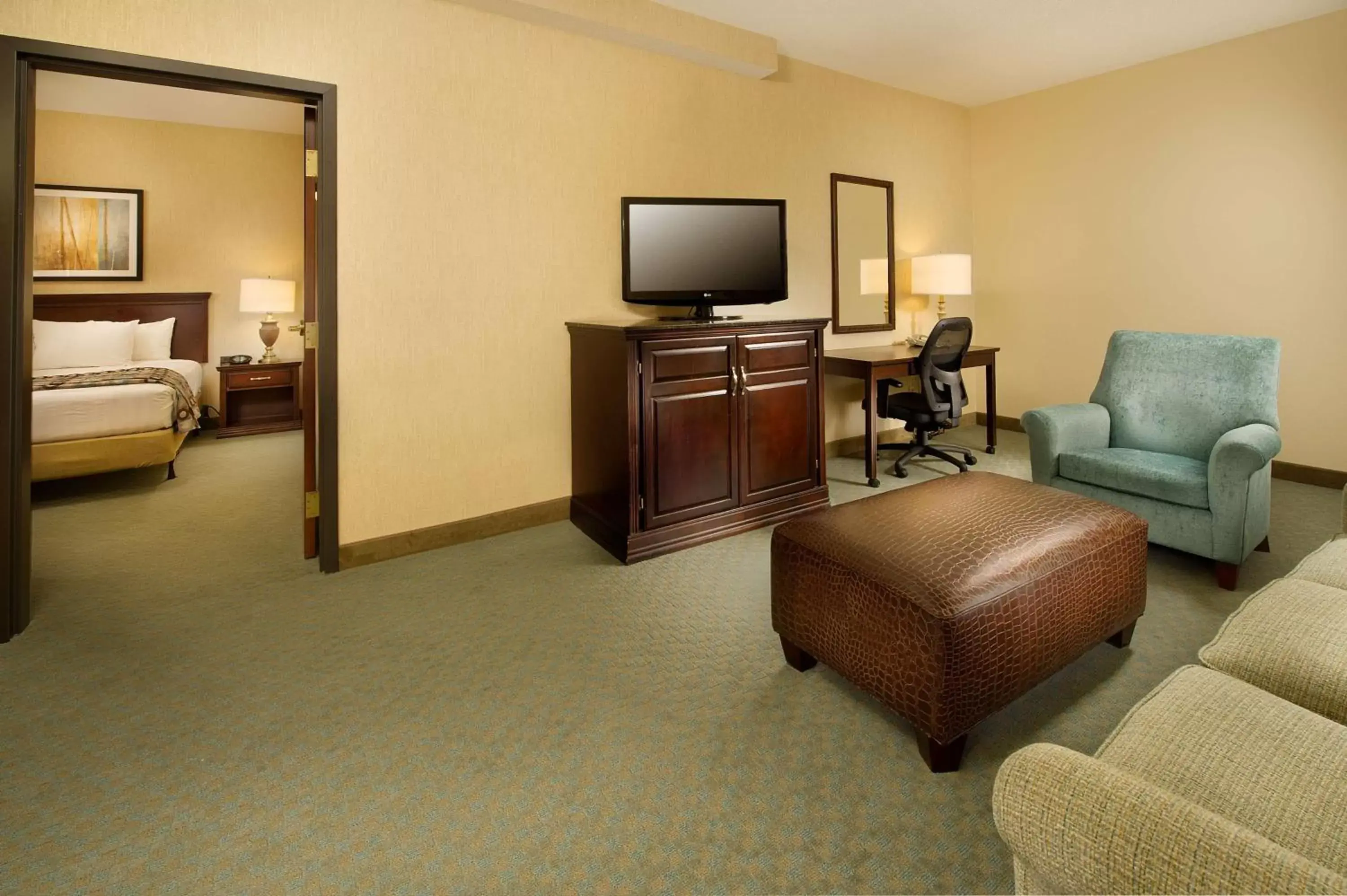 Photo of the whole room, TV/Entertainment Center in Drury Inn & Suites Jackson - Ridgeland