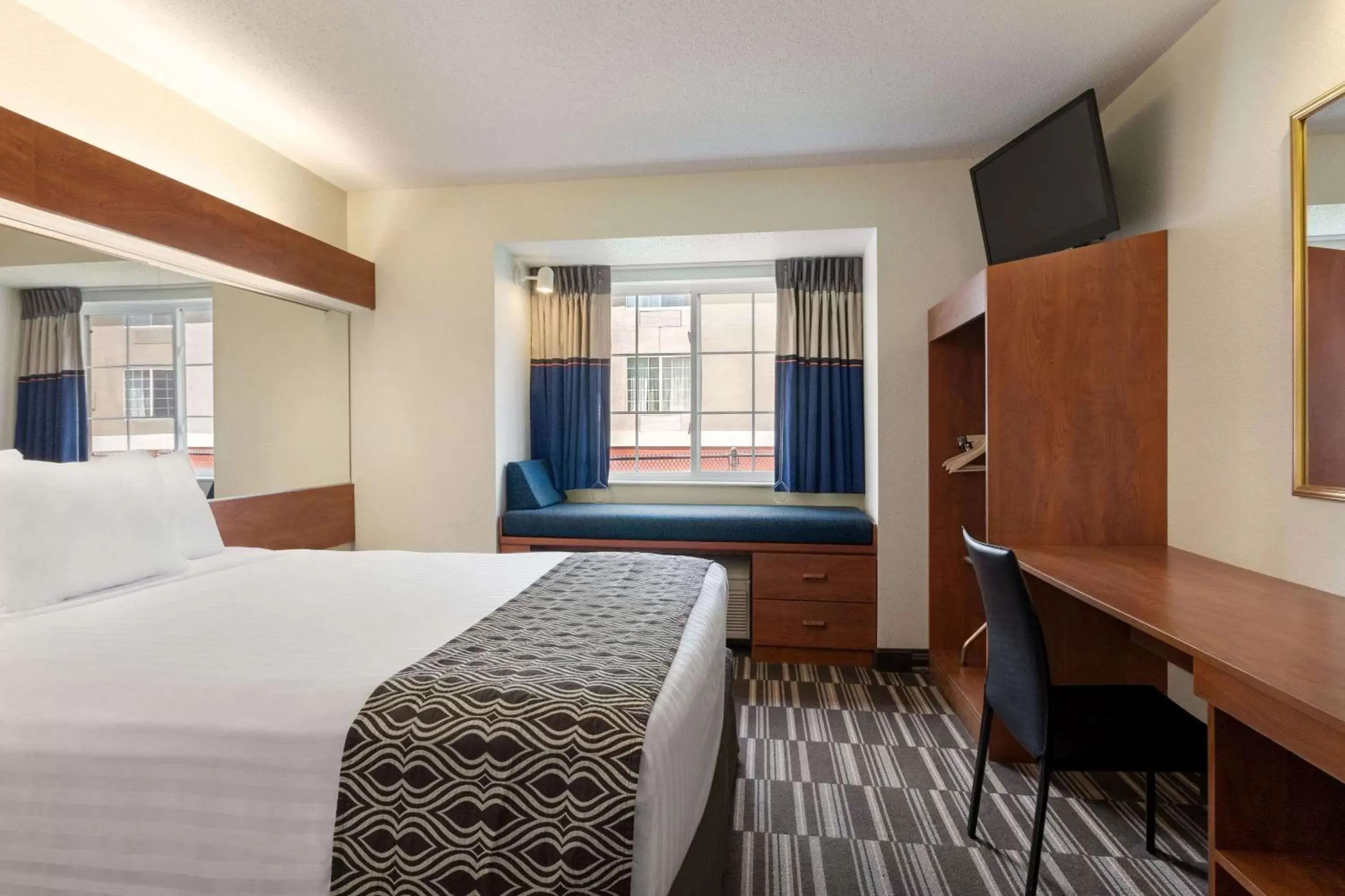 Photo of the whole room, Bed in Microtel Inn and Suites - Inver Grove Heights