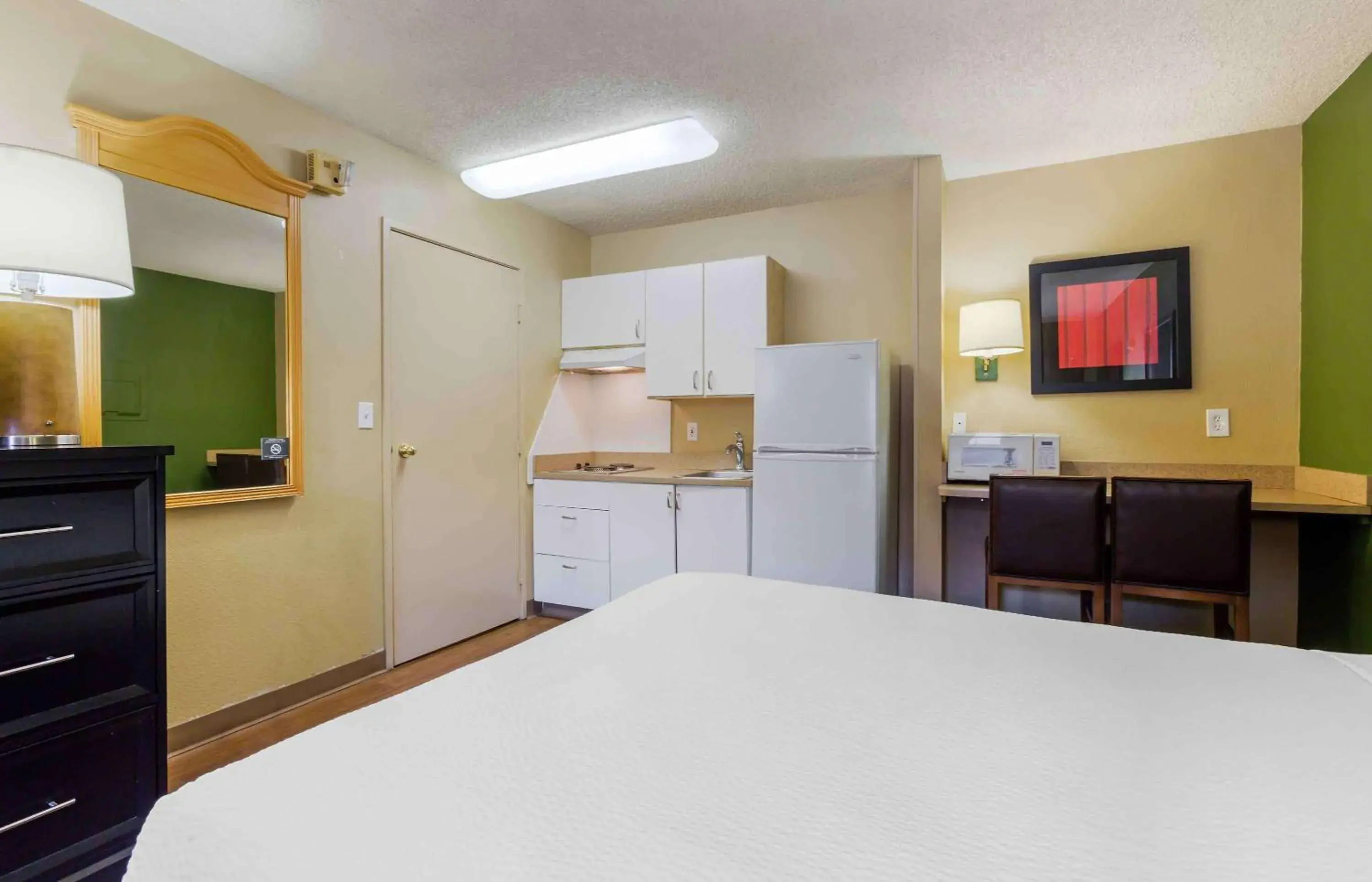 Bedroom, Kitchen/Kitchenette in Extended Stay America Suites - Phoenix - Scottsdale - Old Town