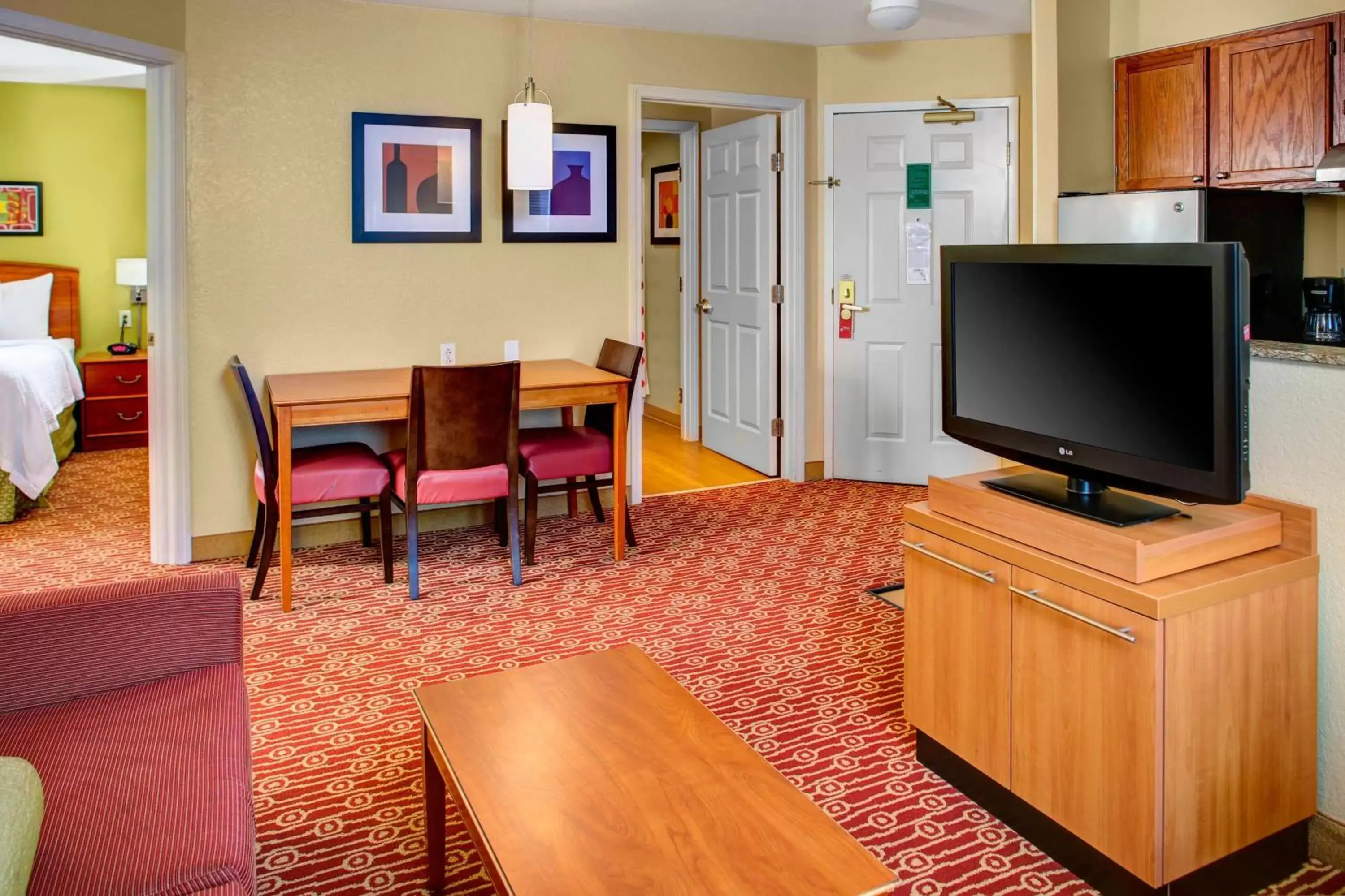 Bedroom, TV/Entertainment Center in Towneplace Suites by Marriott Cleveland Westlake