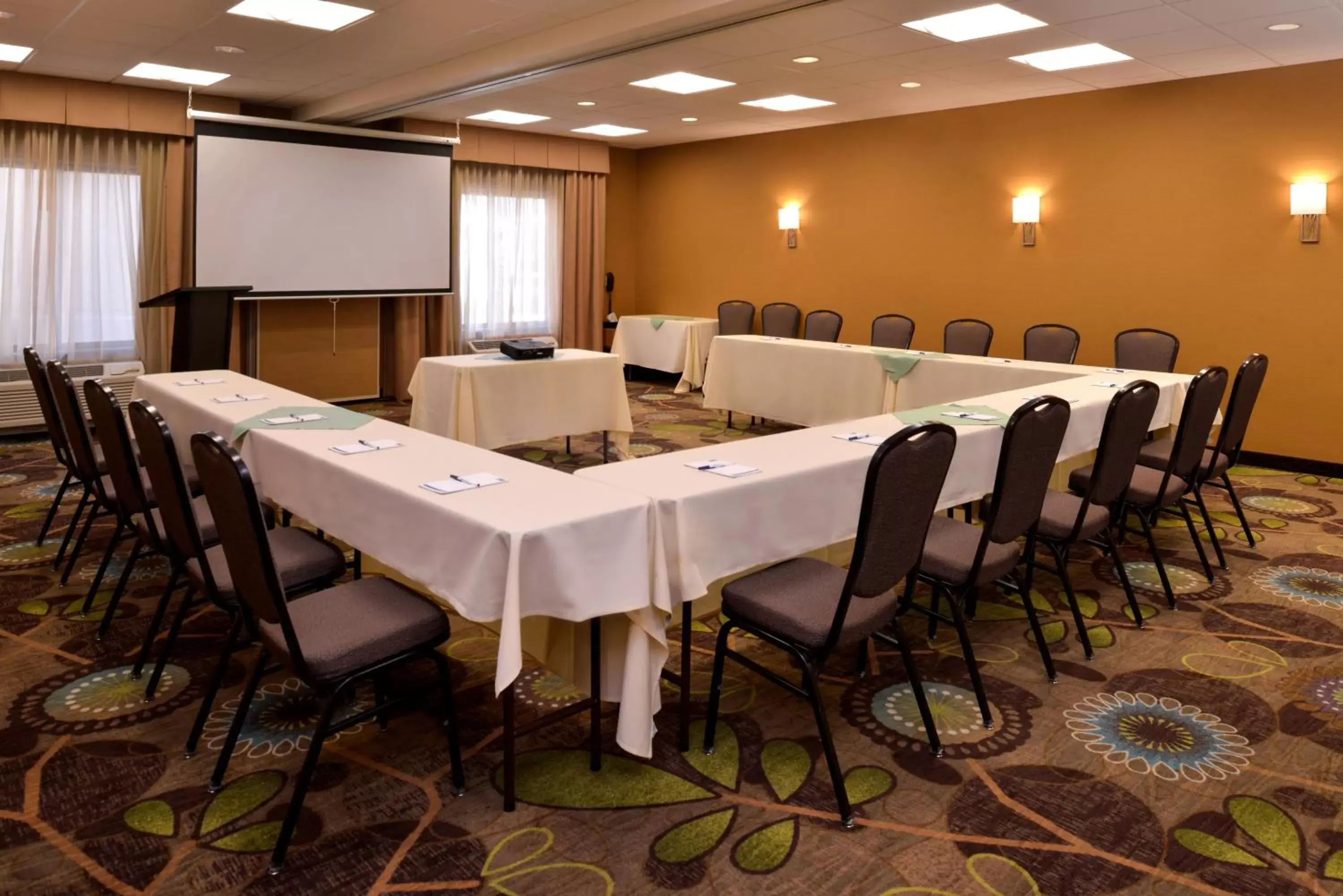 Meeting/conference room in Holiday Inn Express Pocatello, an IHG Hotel