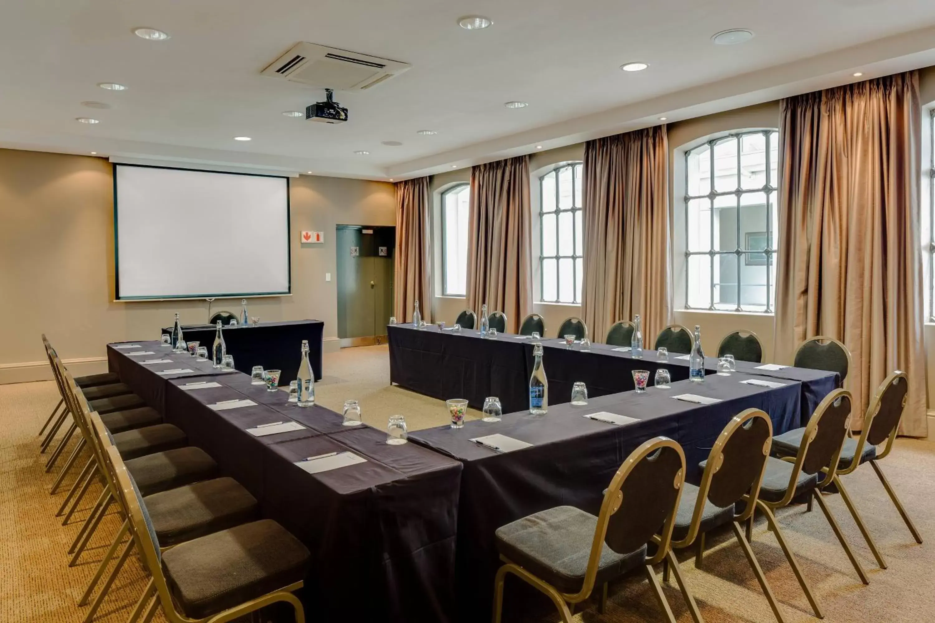 Meeting/conference room in Protea Hotel by Marriott Cape Town Waterfront Breakwater Lodge