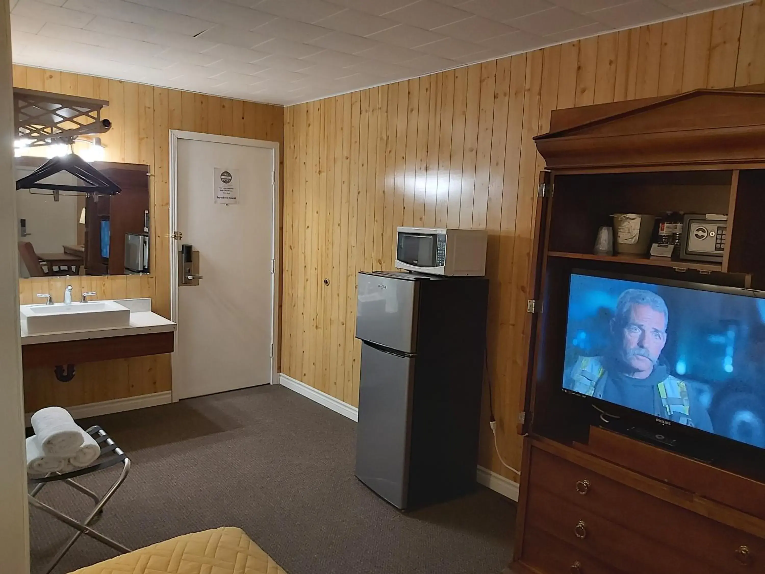 TV/Entertainment Center in Travel Inn Hearst