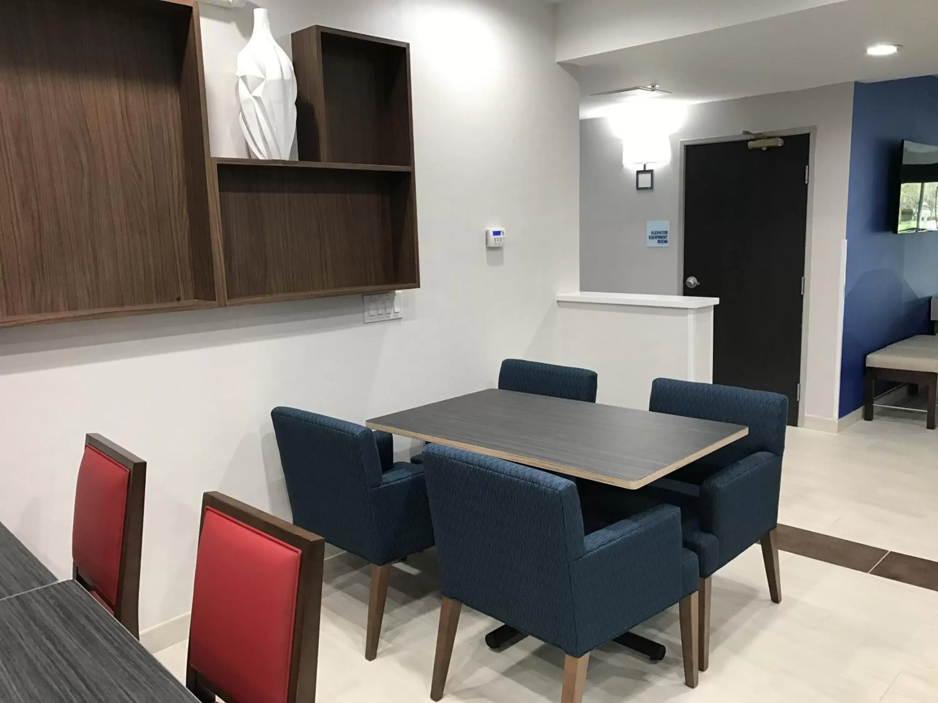 Breakfast, Dining Area in Holiday Inn Express - Naples South - I-75, an IHG Hotel