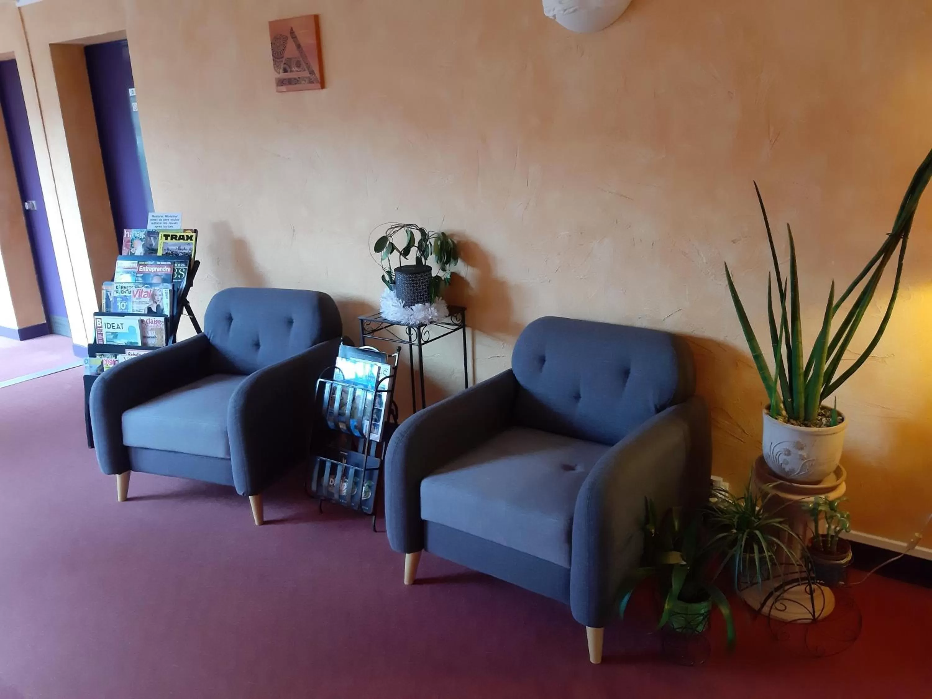 Seating area in Logis Hôtel Atrium Epinal Golbey