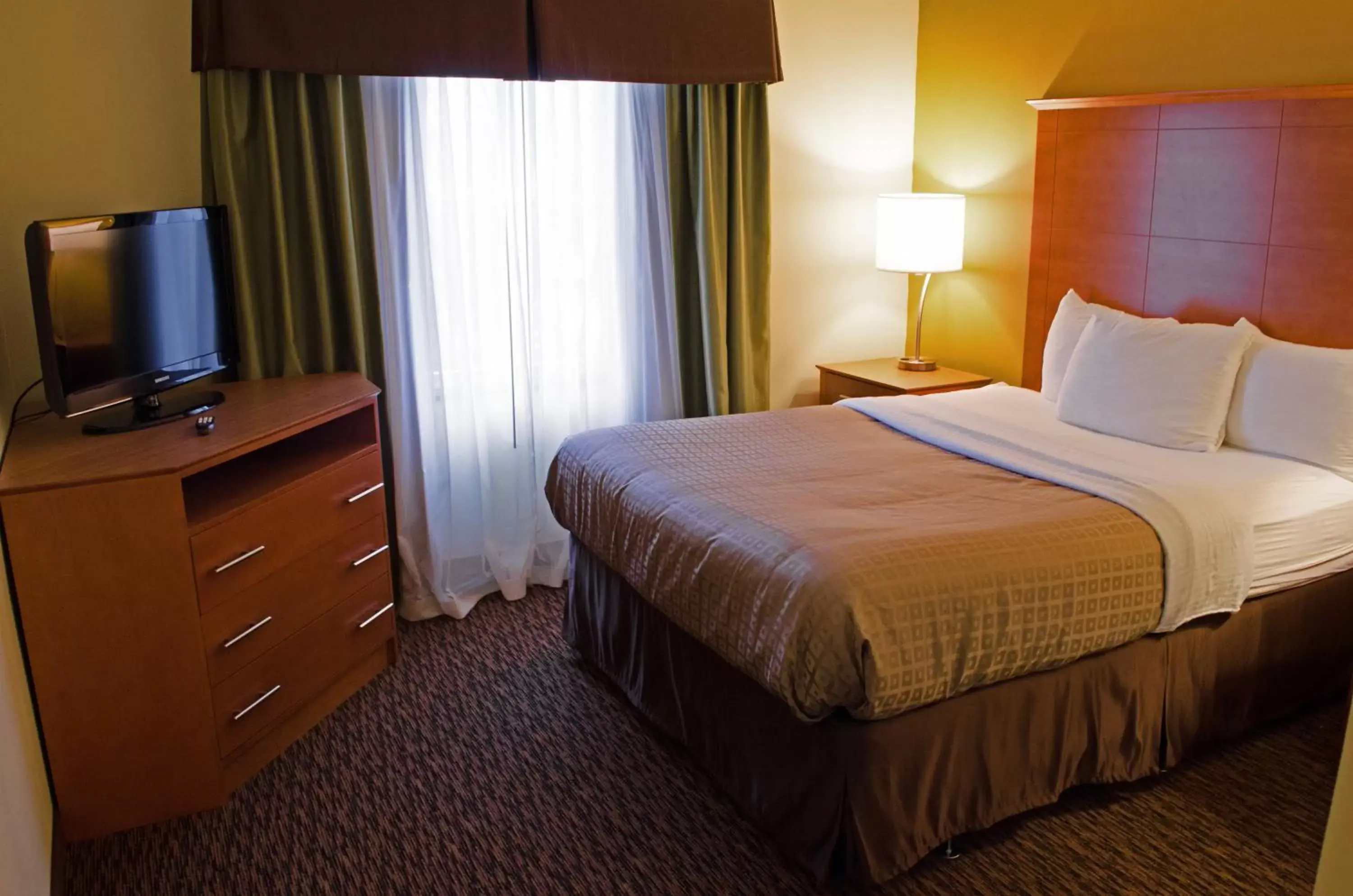 Day, Bed in Clarion Hotel & Suites University-Shippensburg