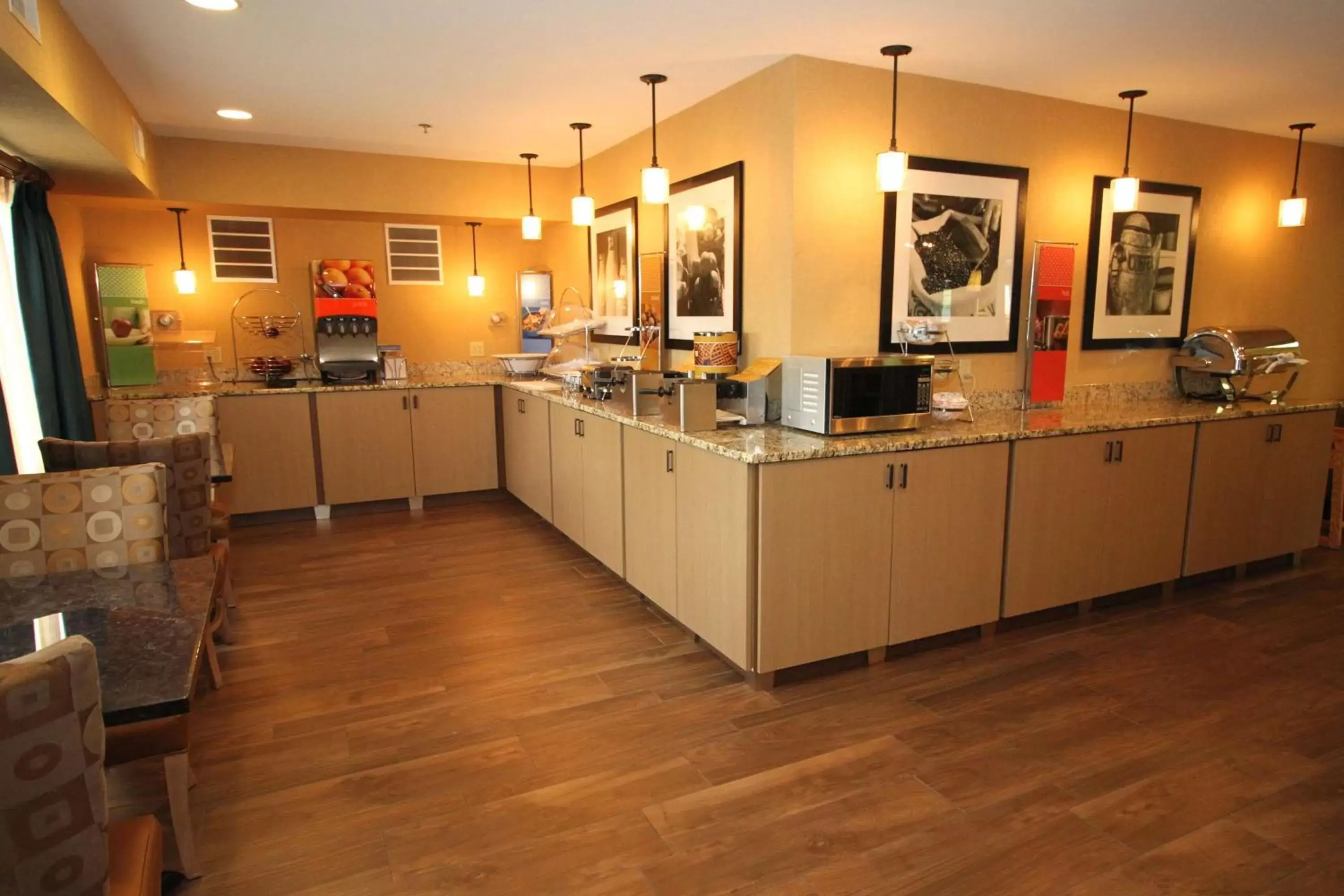 Dining area, Kitchen/Kitchenette in Hampton Inn Sandusky-Central