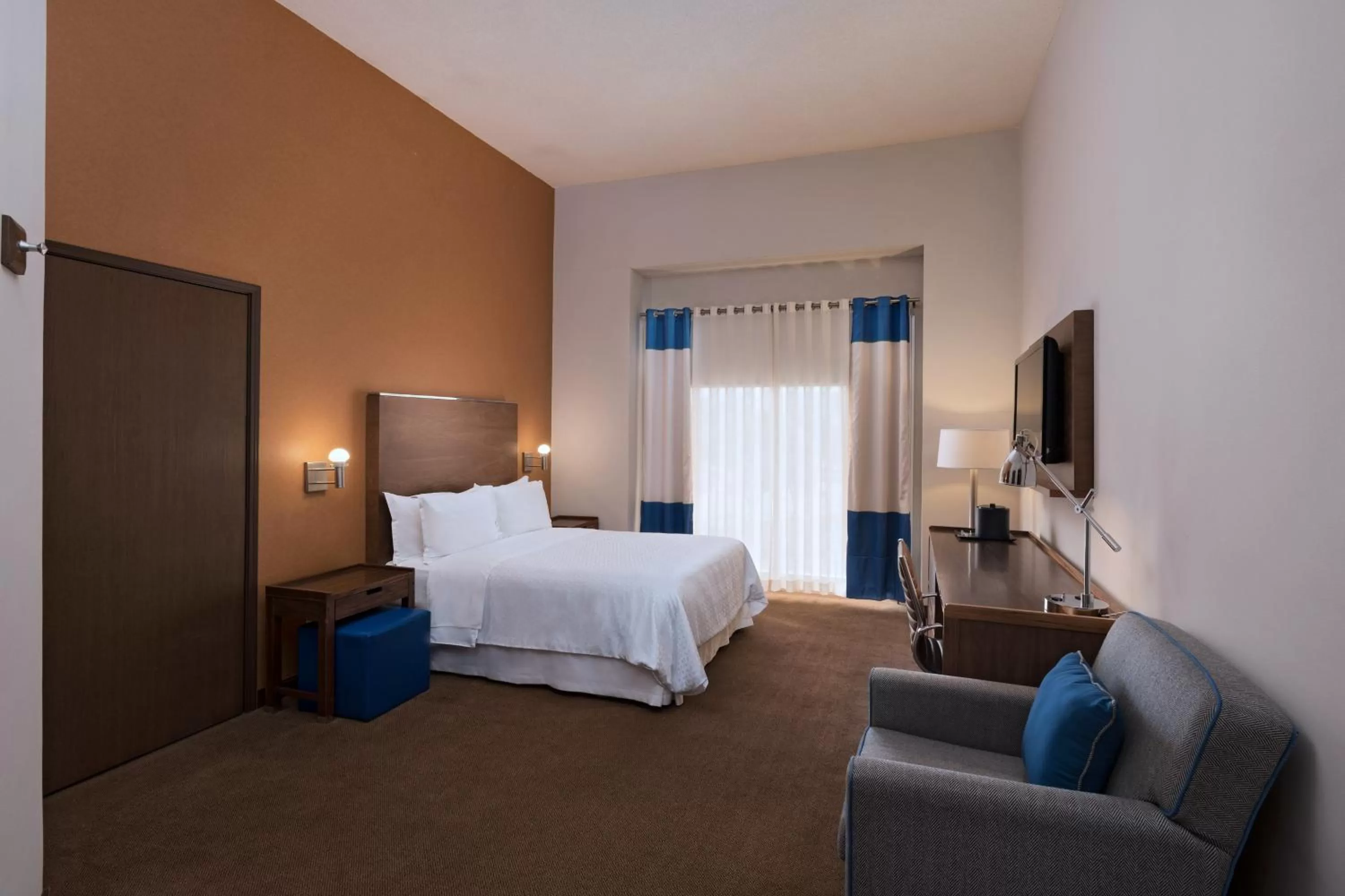 Photo of the whole room, Bed in Four Points by Sheraton Galerias Monterrey