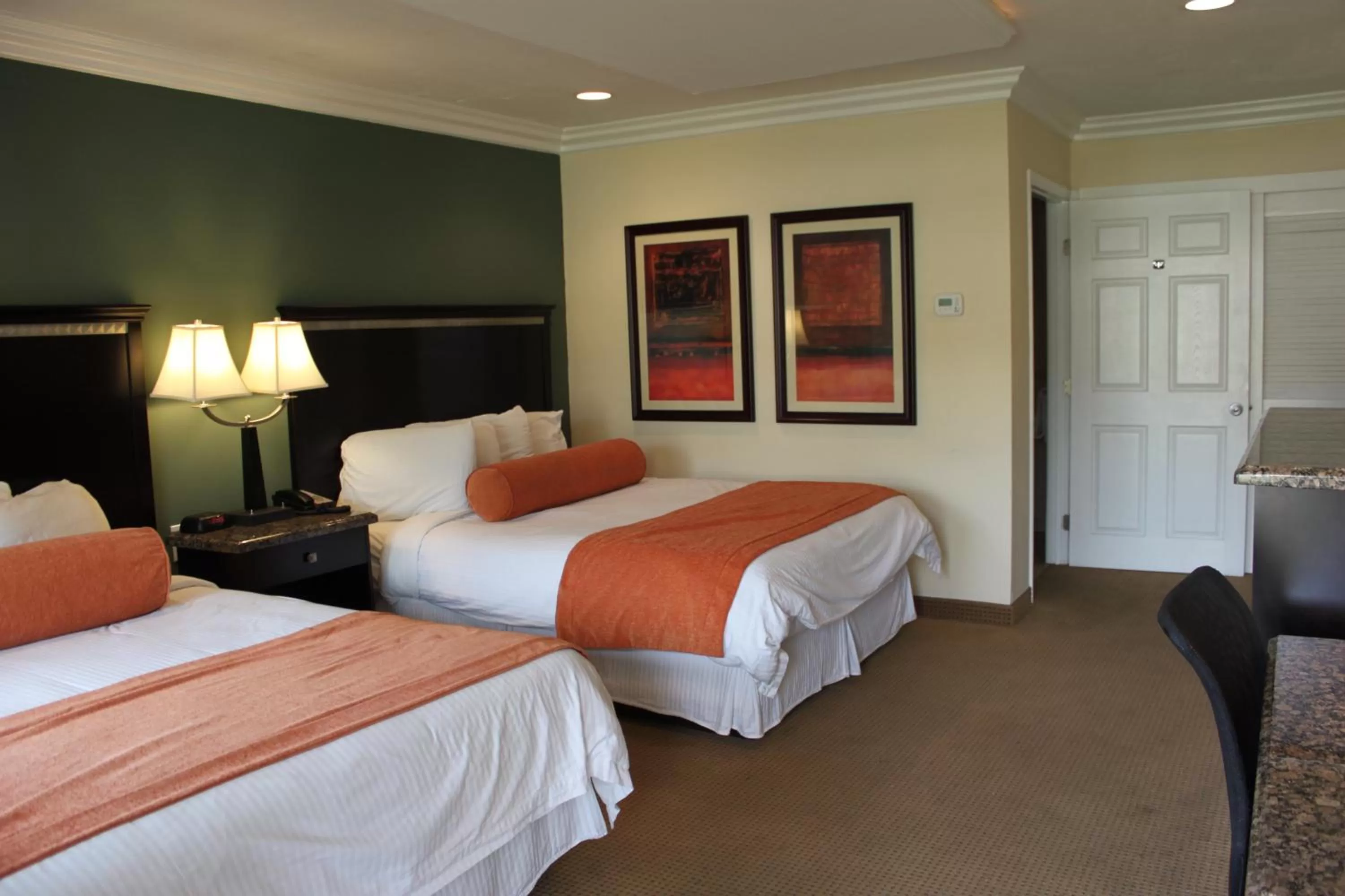 Coffee/tea facilities, Bed in Travelodge by Wyndham Santa Maria