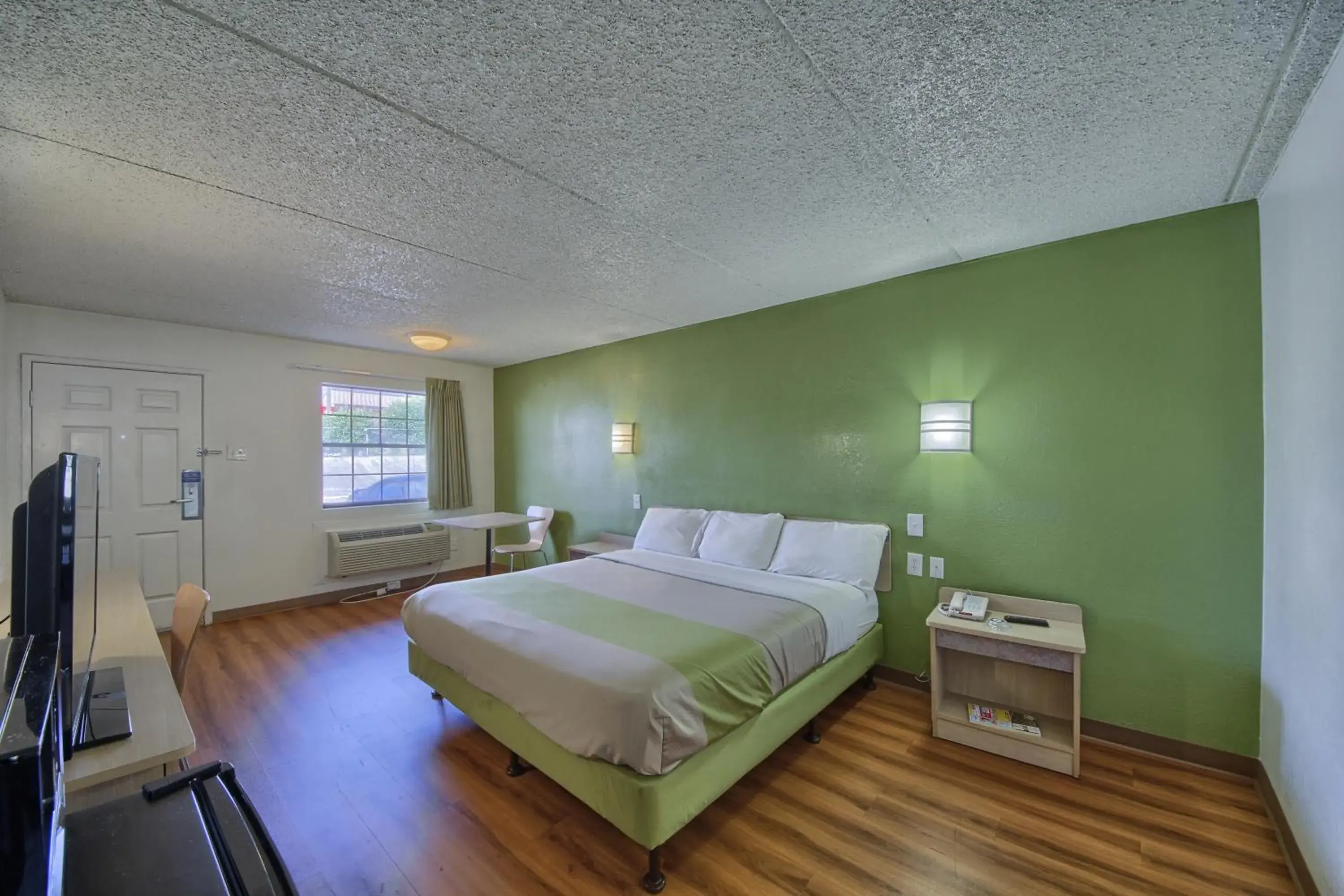 Bedroom, Bed in Motel 6-San Antonio, TX - Northwest Medical Center