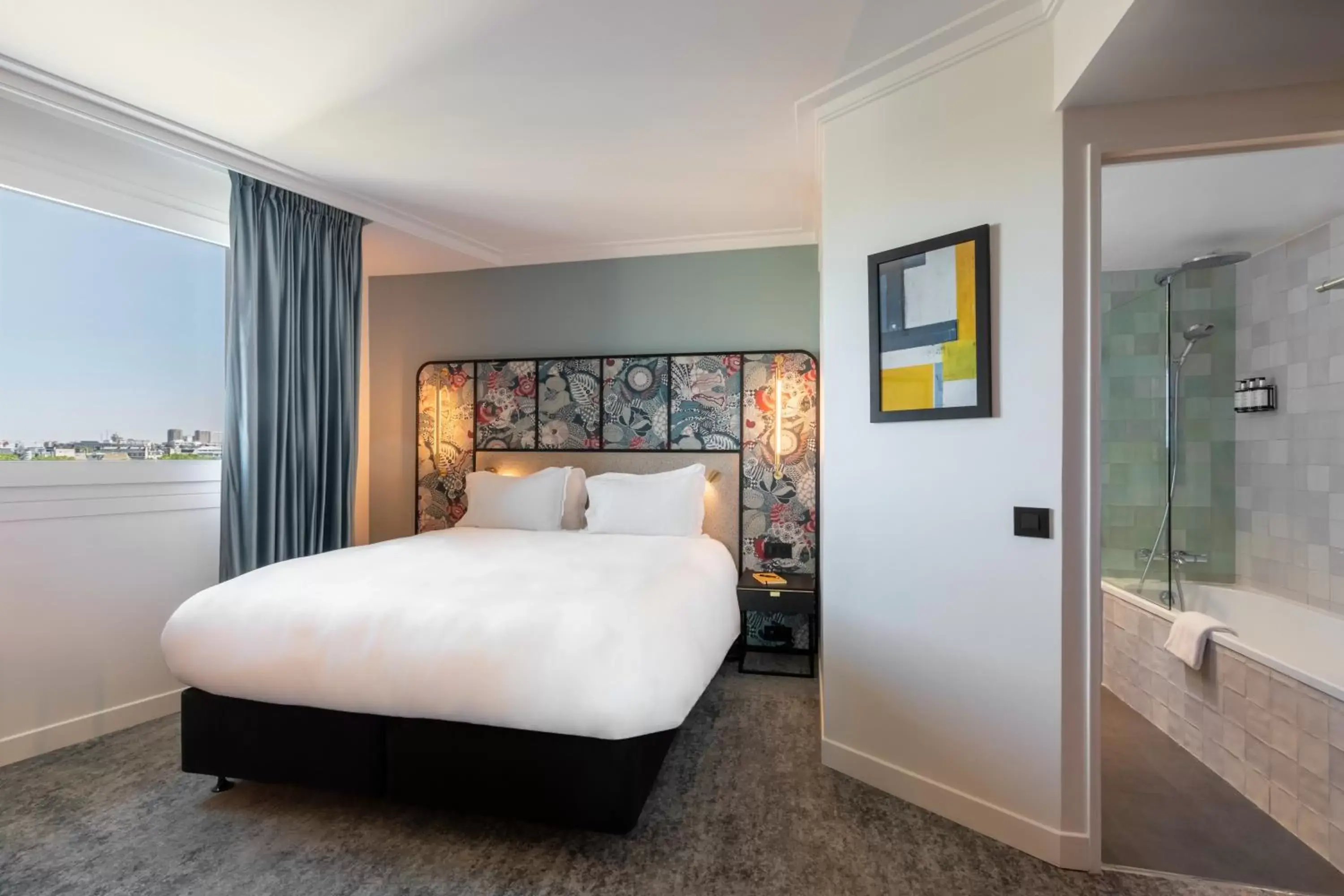 Photo of the whole room, Bed in voco Paris Montparnasse, an IHG Hotel