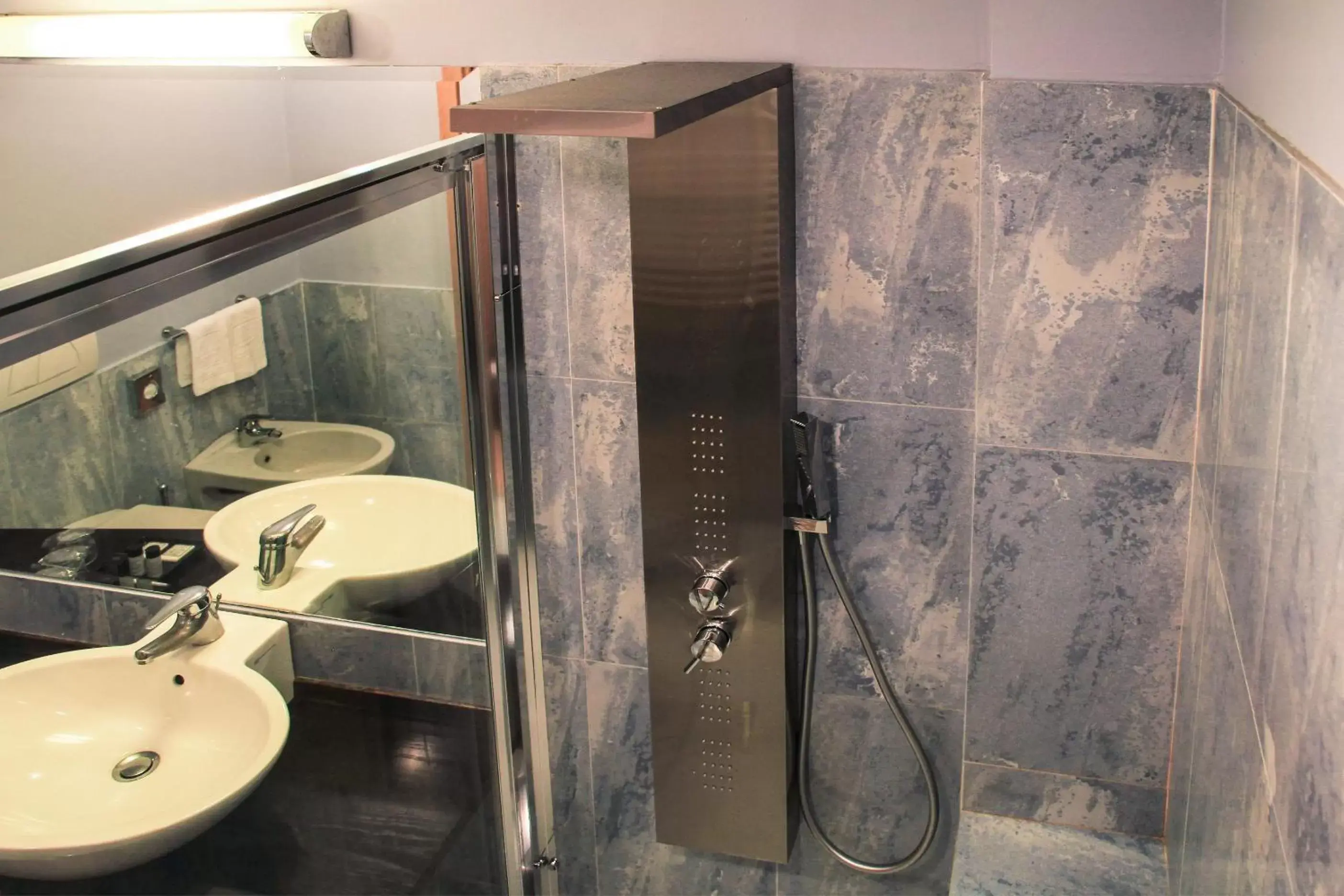 Shower, Bathroom in Hotel Studios