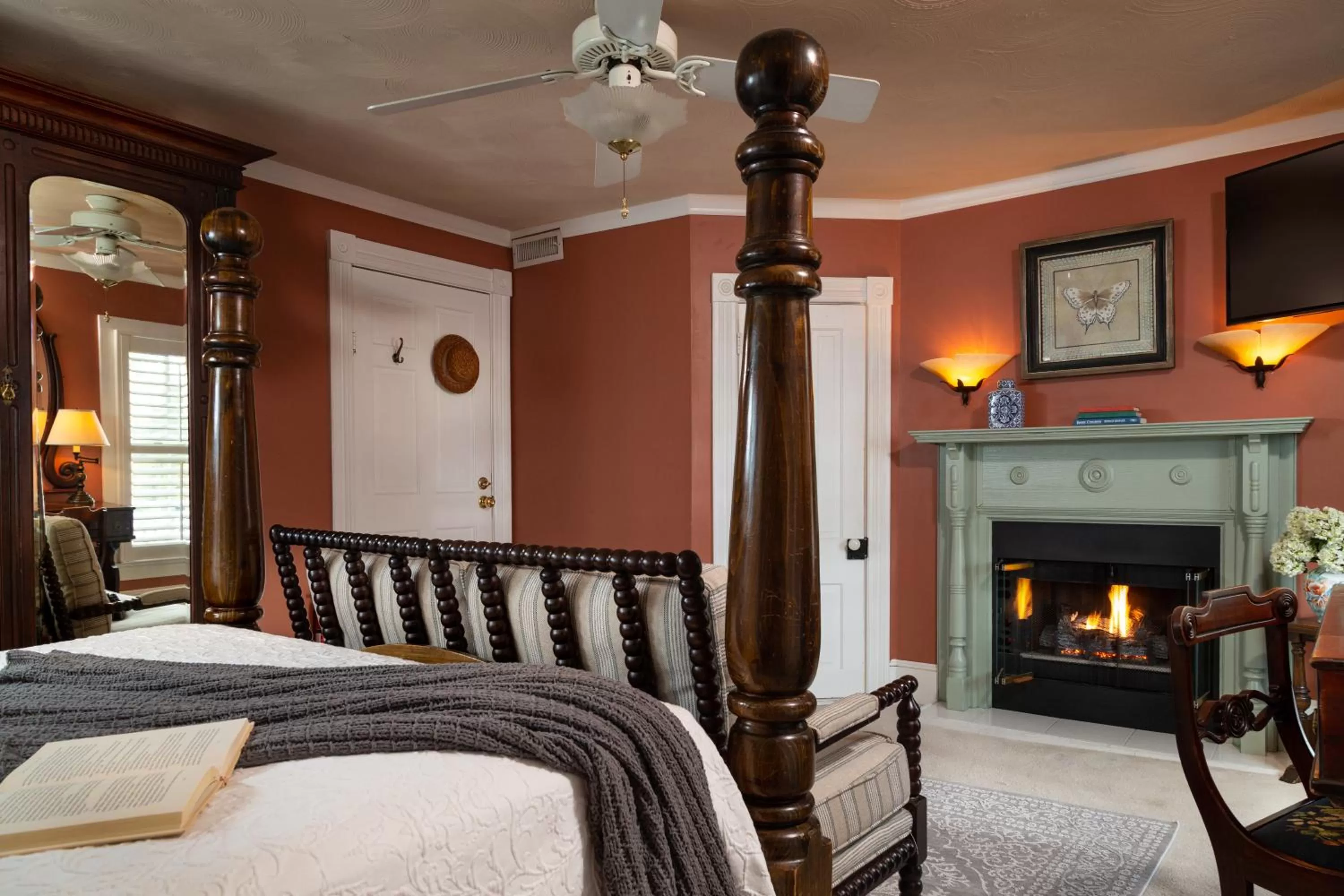 flat iron, Bed in White Doe Inn Bed & Breakfast