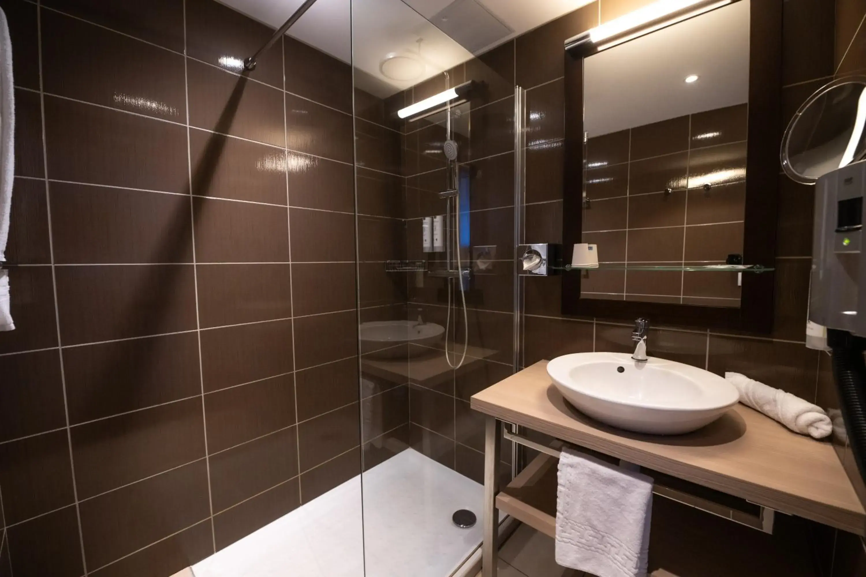 Bathroom in Kyriad Prestige Dijon Nord - Valmy