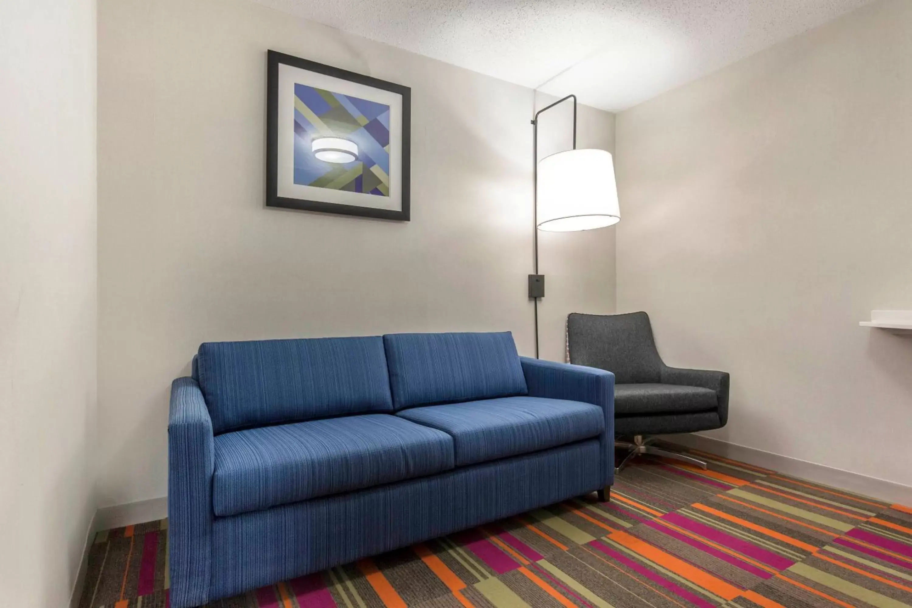 Photo of the whole room, Seating Area in Holiday Inn Express and Suites Chicago West - St Charles, an IHG Hotel