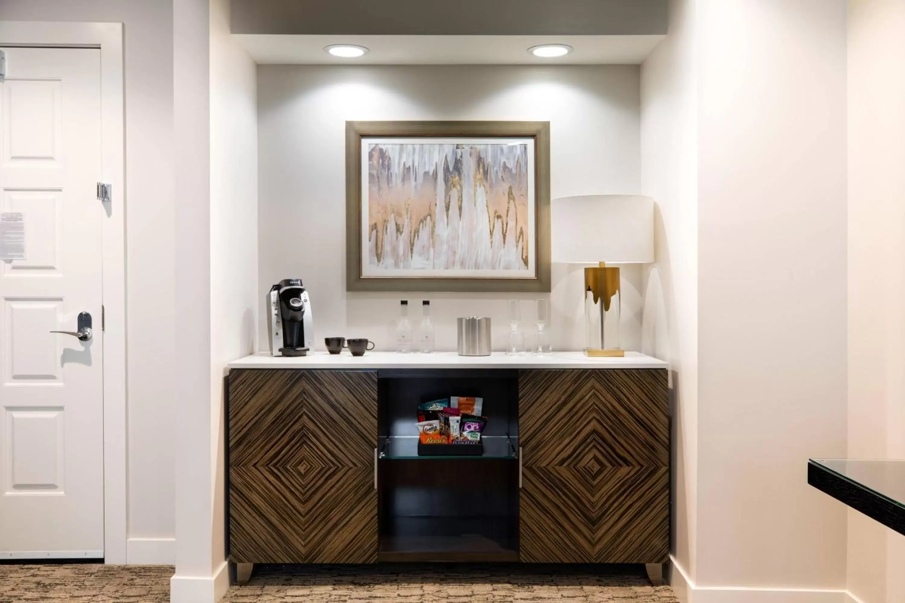 Bedroom, TV/Entertainment Center in Ambassador Hotel Kansas City, Autograph Collection