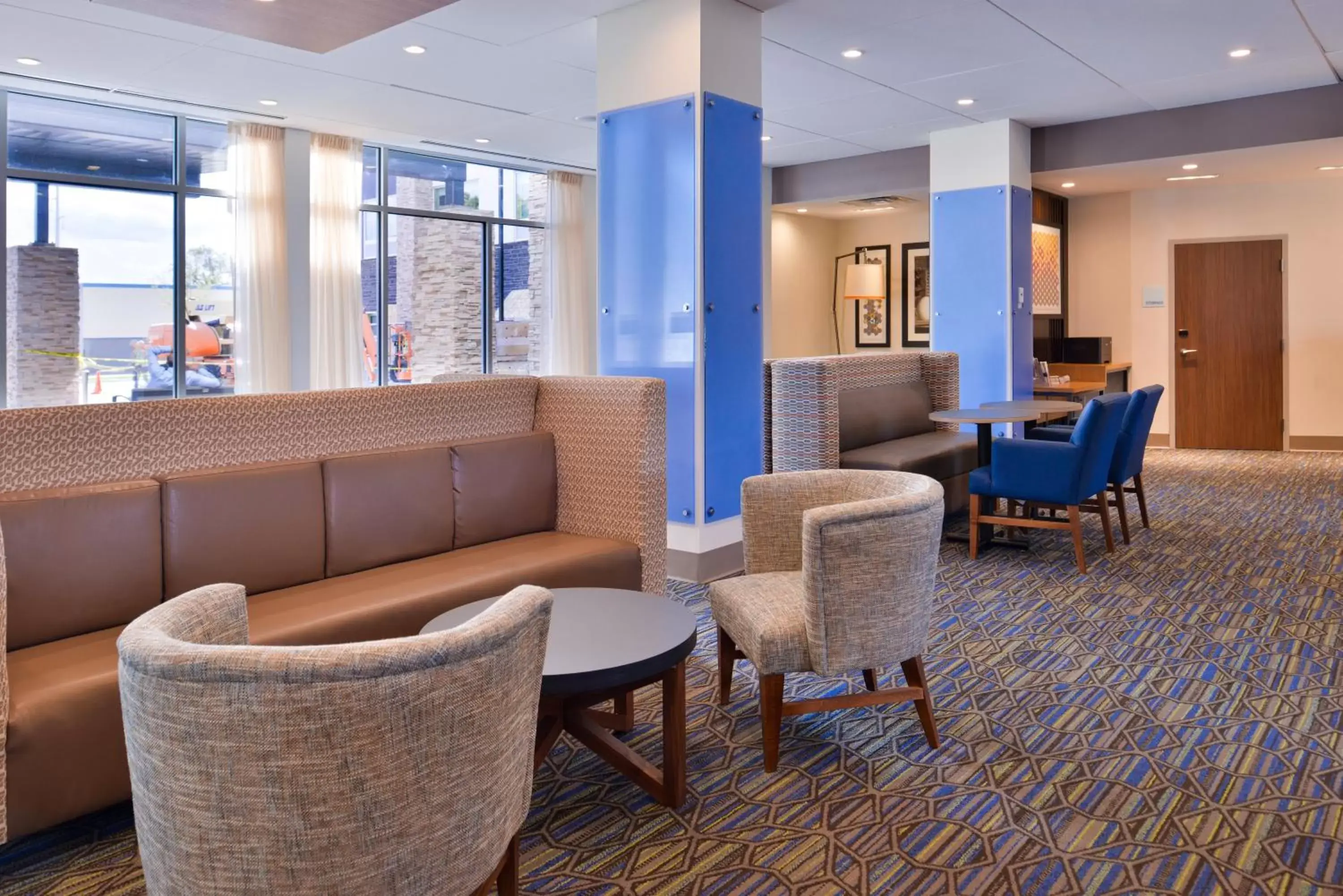 Property building, Lounge/Bar in Holiday Inn Express & Suites - Mall of America - MSP Airport, an IHG Hotel